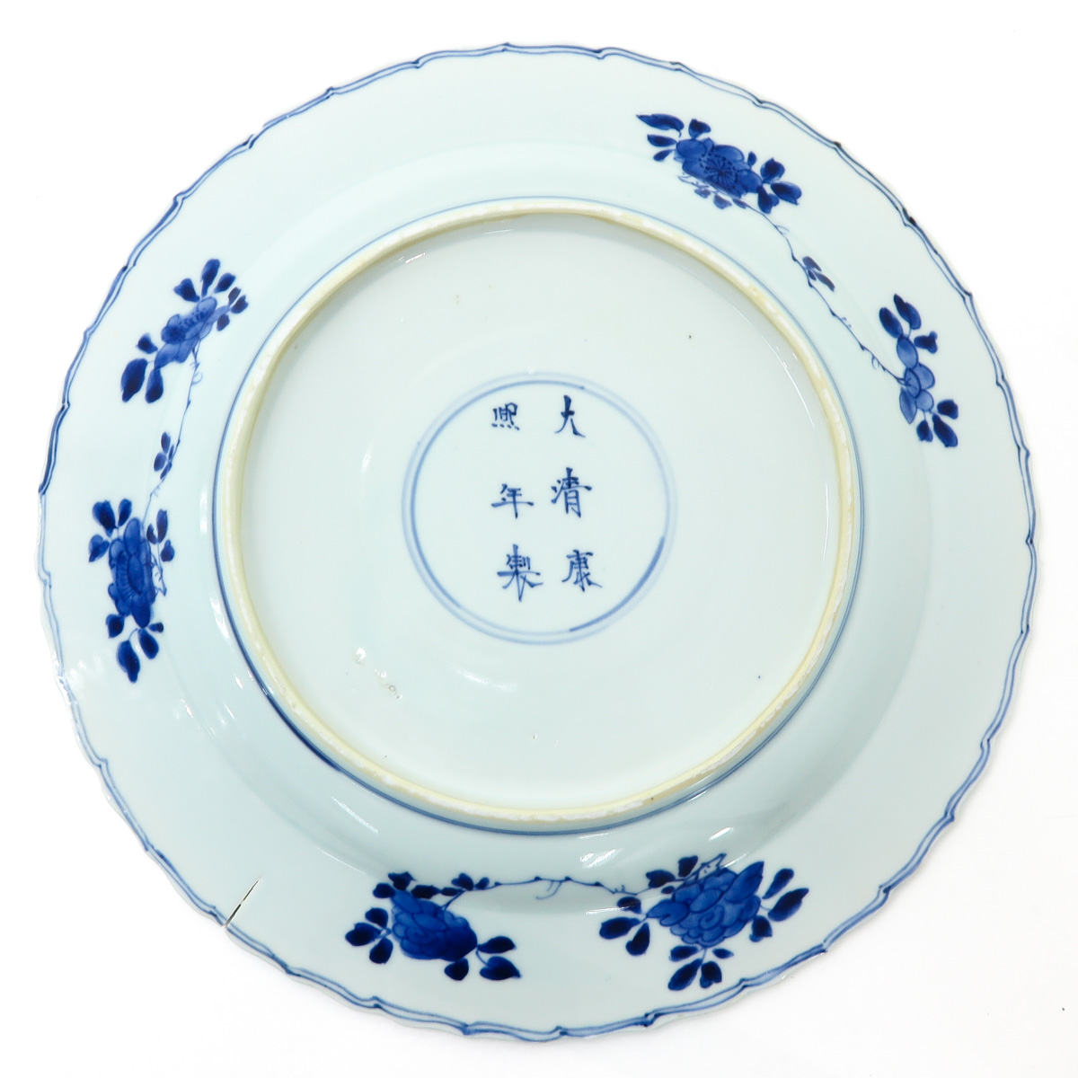 A Large Chinese Blue and White Charger - Image 2 of 5