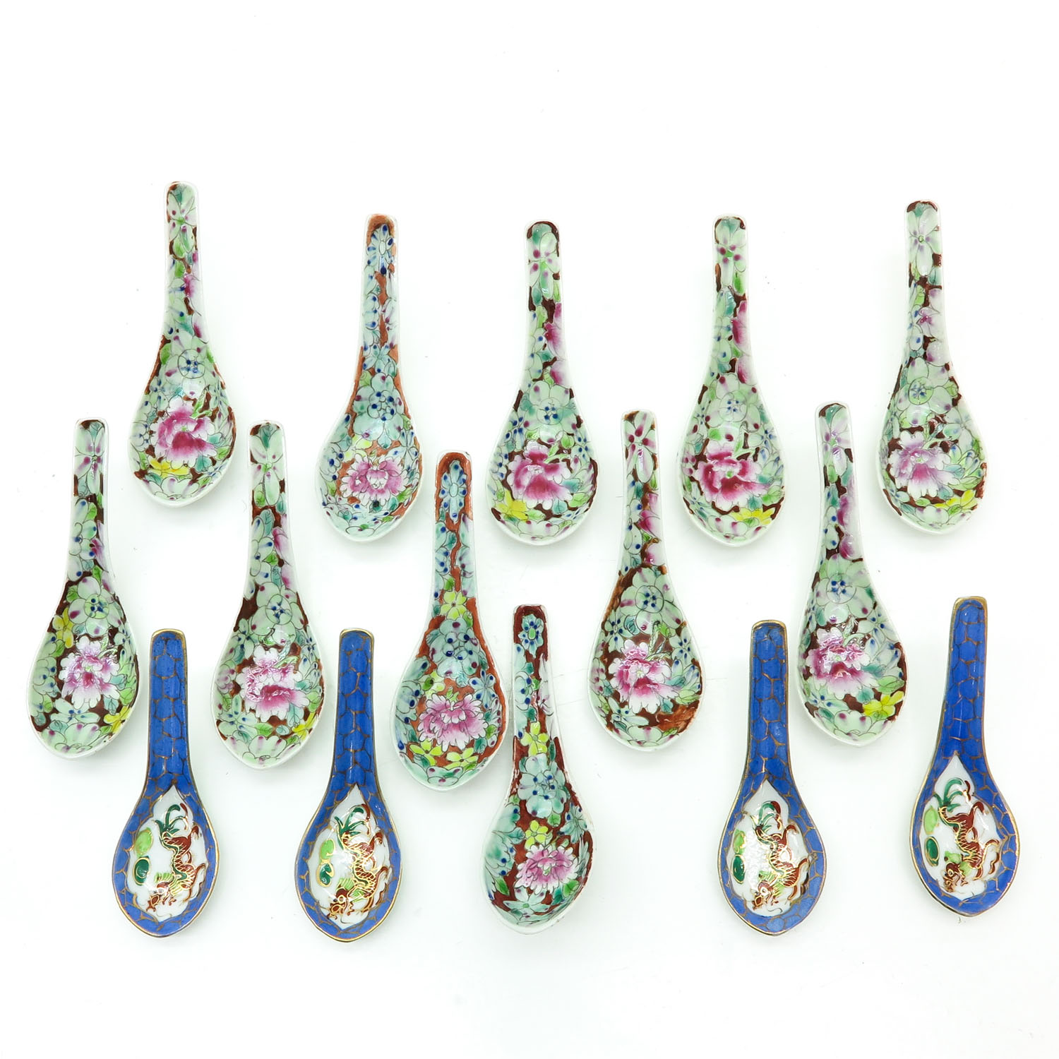 A Collection of 15 Porcelain Spoons - Image 2 of 3