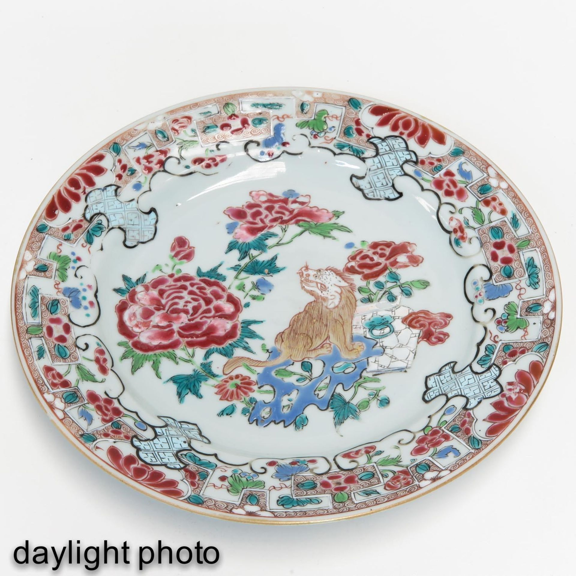 A Famille Rose Plate - Bild 3 aus 5