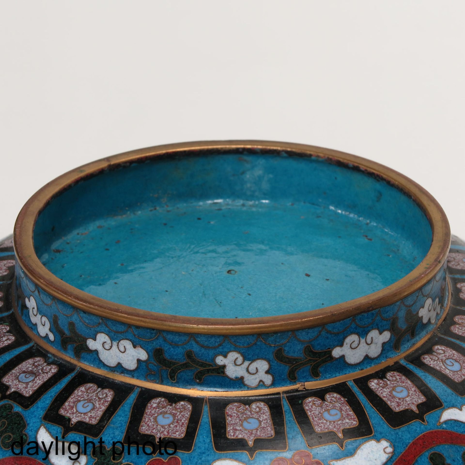 A Cloisonne Serving Bowl with Base - Bild 9 aus 10