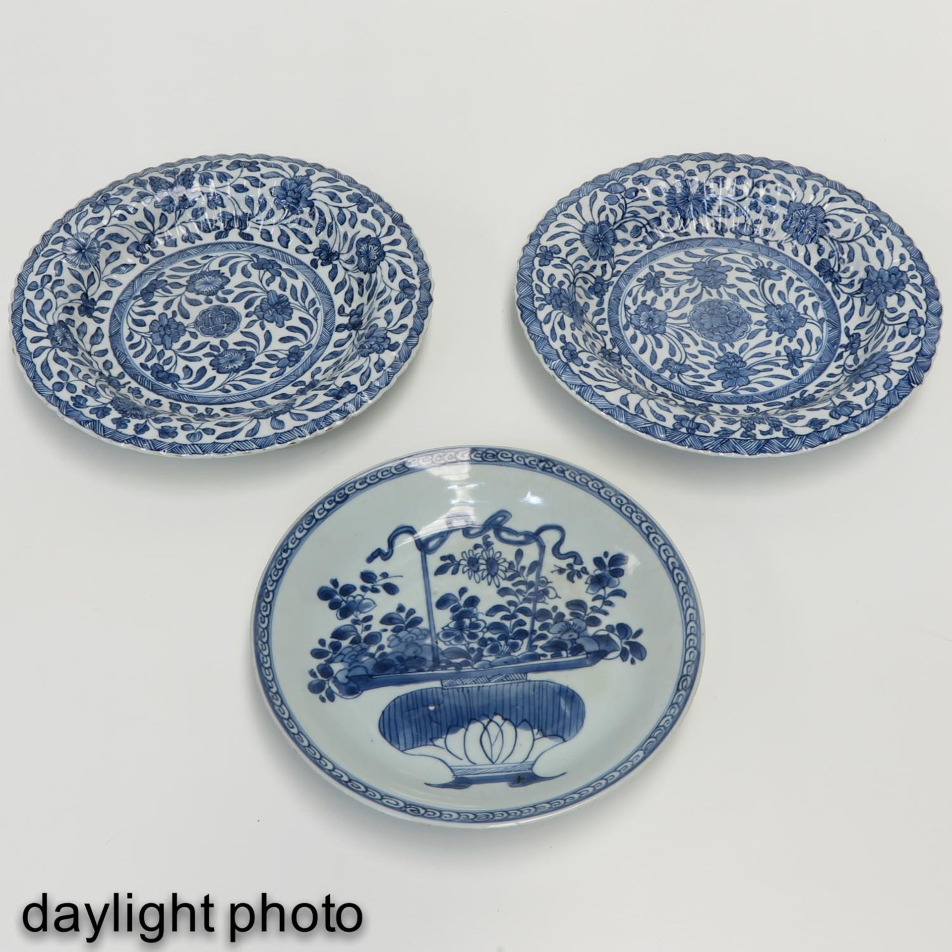 A Collection of Three Plates - Bild 6 aus 9