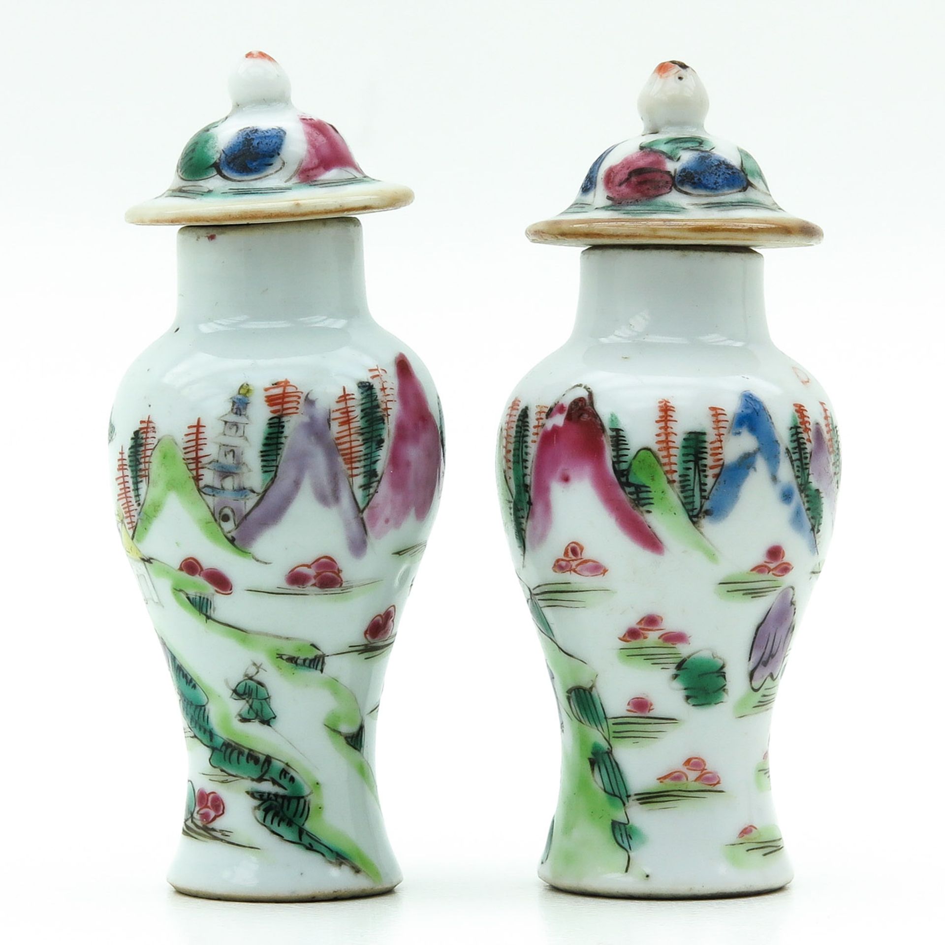 A Pair of Miniature Covered Vases - Bild 3 aus 9