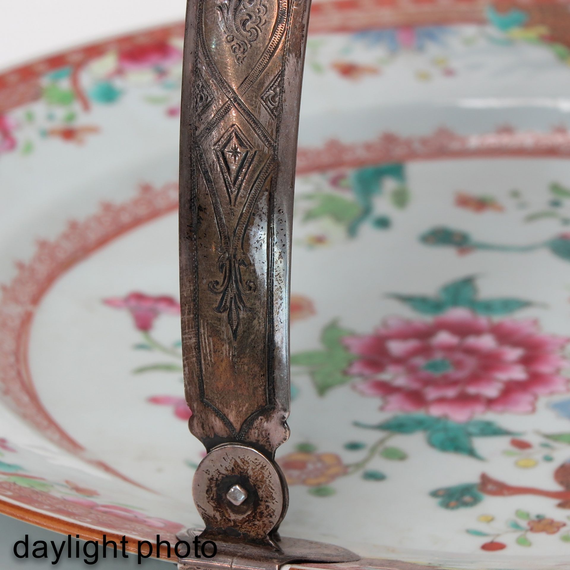 A Famille Rose Charger with Handle - Bild 7 aus 7