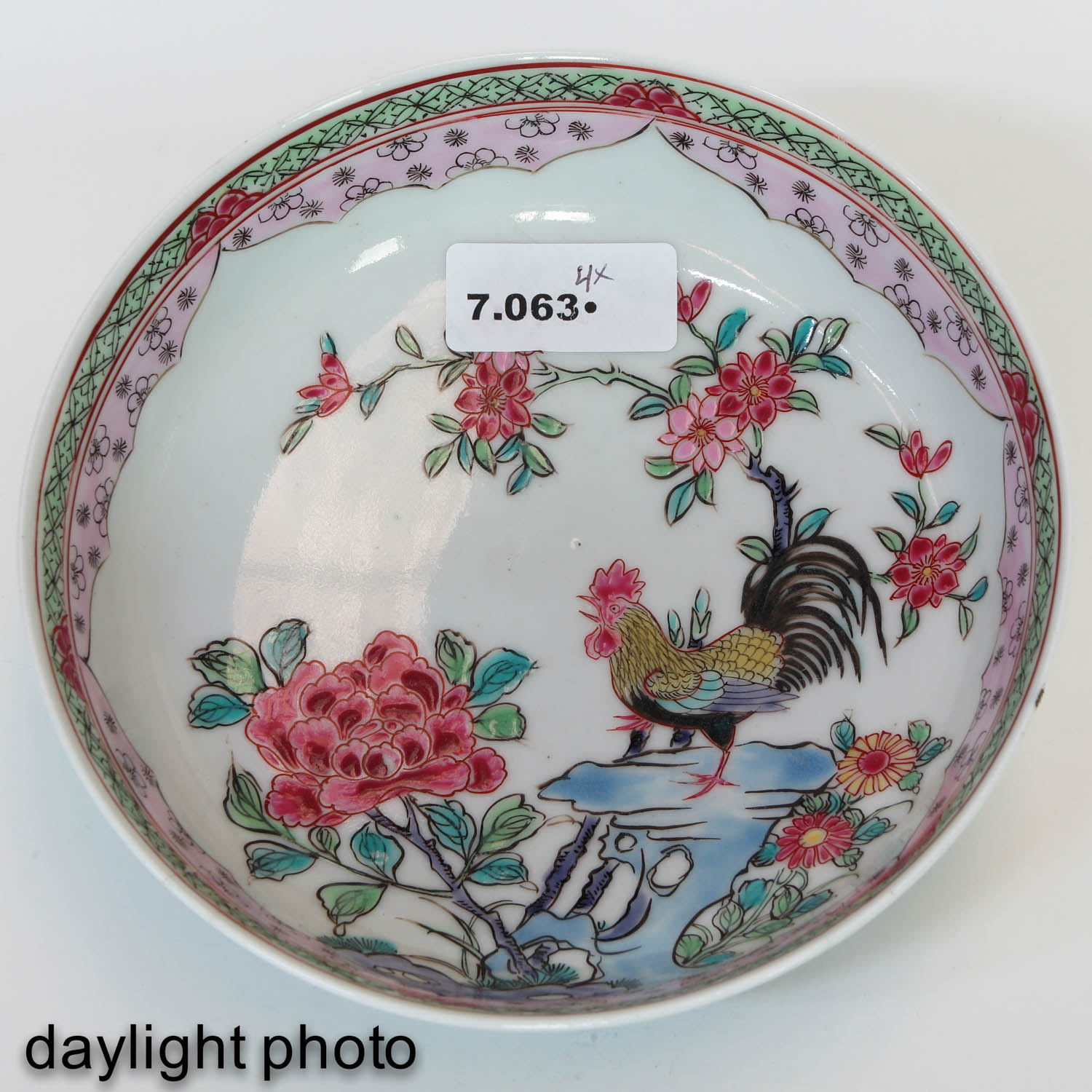 A Series of 4 Famille Rose Plates - Image 7 of 9