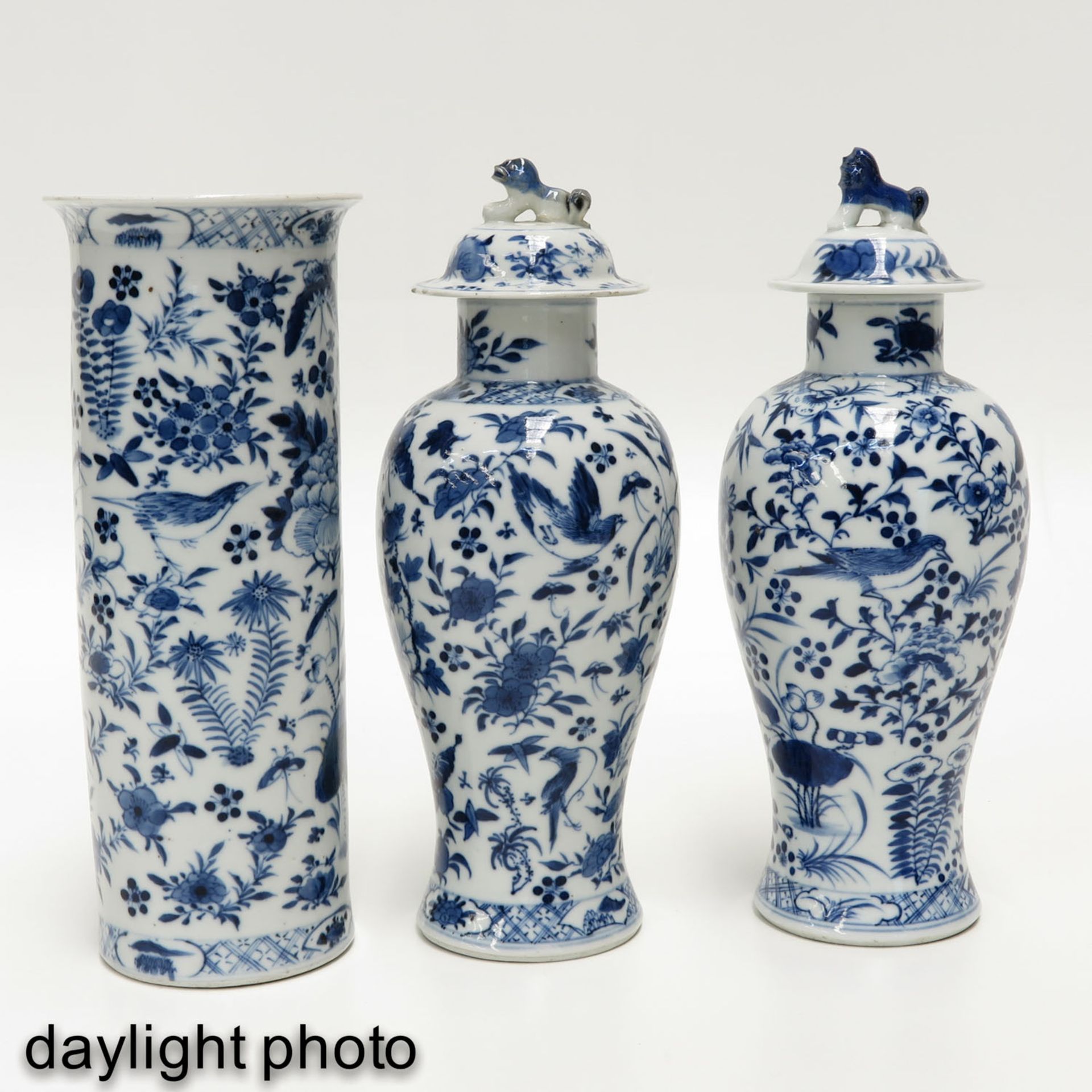 Three Garniture Vases - Bild 7 aus 9