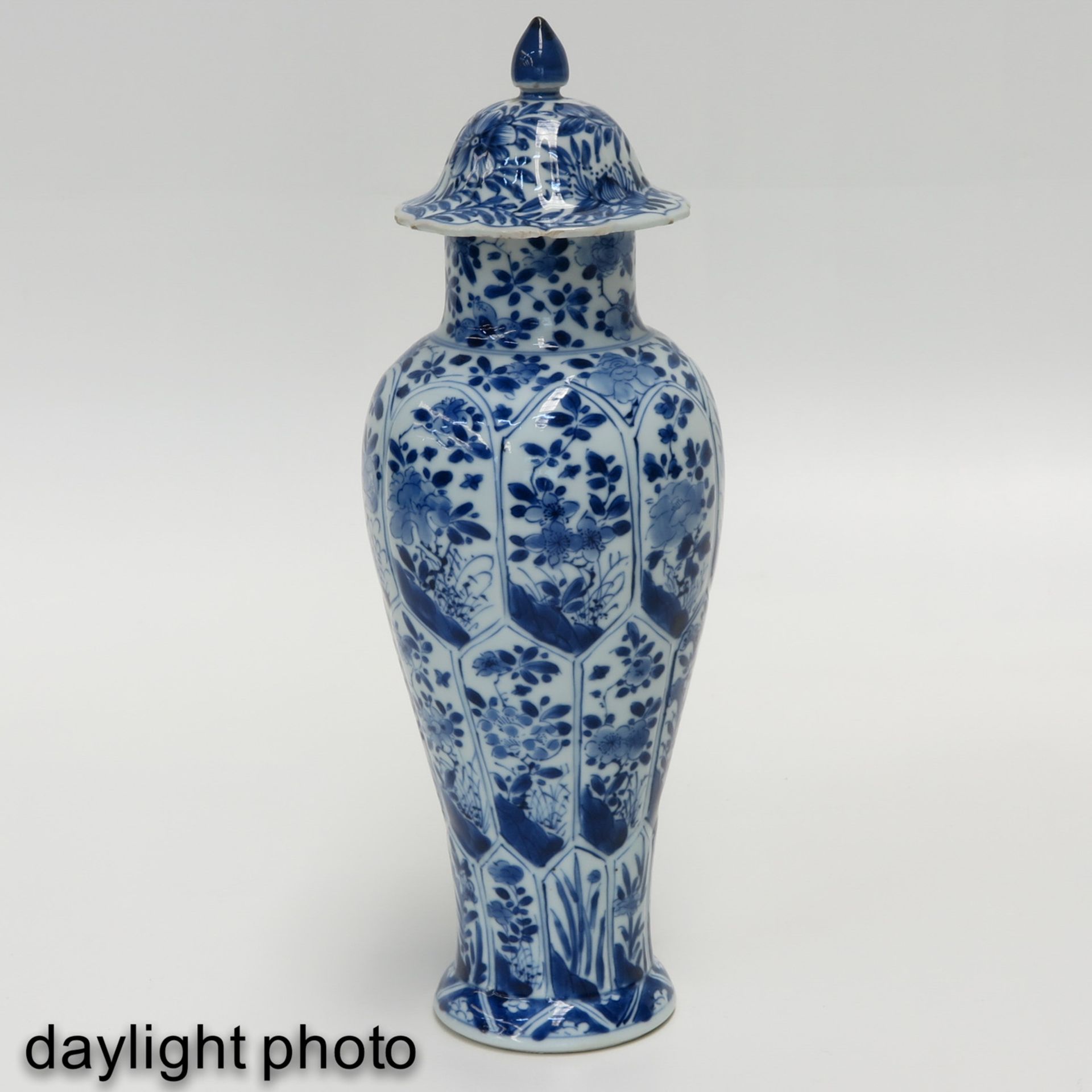 A Blue and White Garniture Vase - Bild 7 aus 9