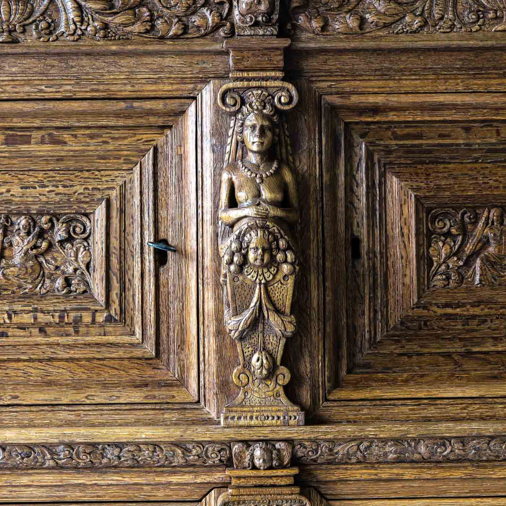 A 17th Century Carved Oak Cabinet - Bild 4 aus 4