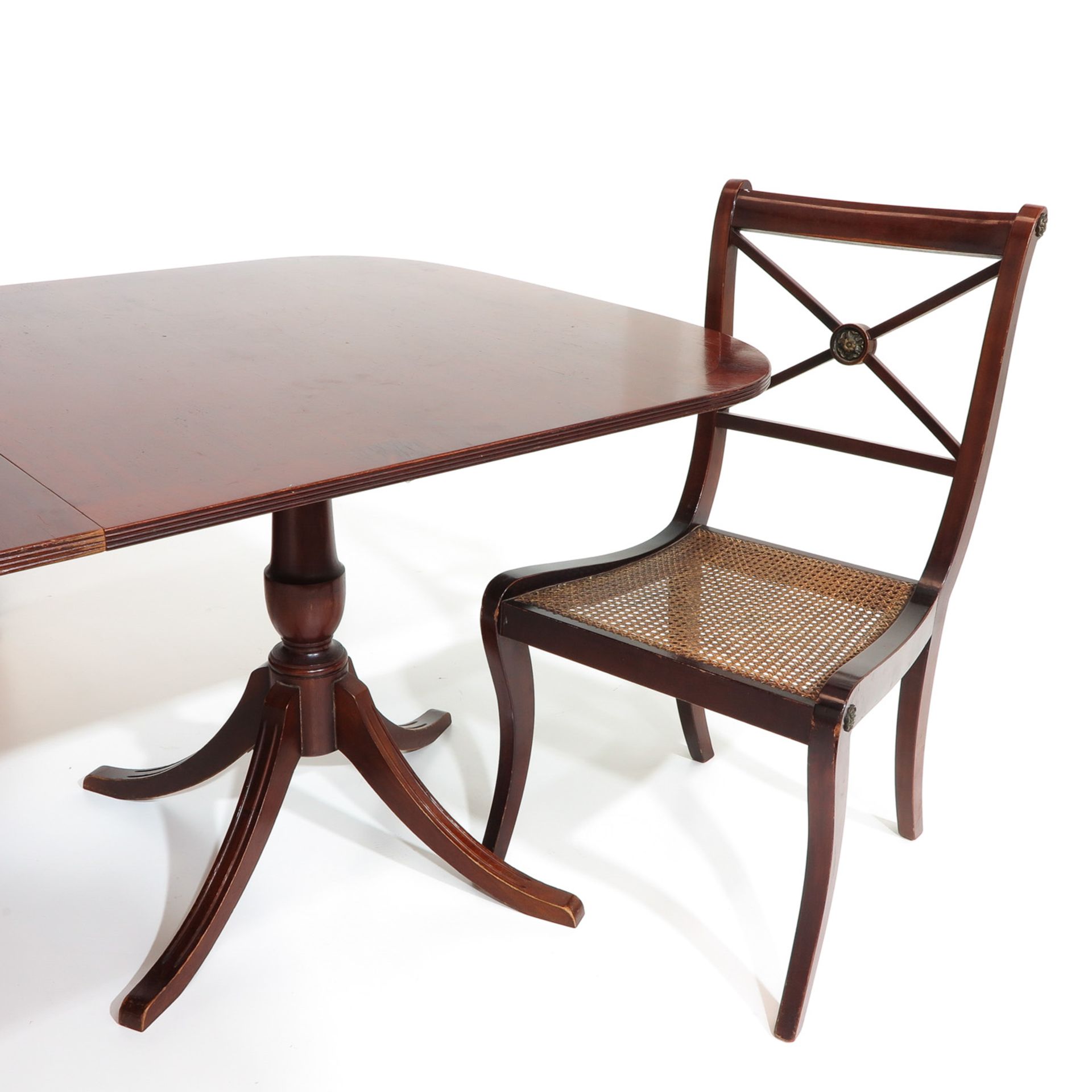 An English Mahogany Table and 12 Chairs - Bild 3 aus 4