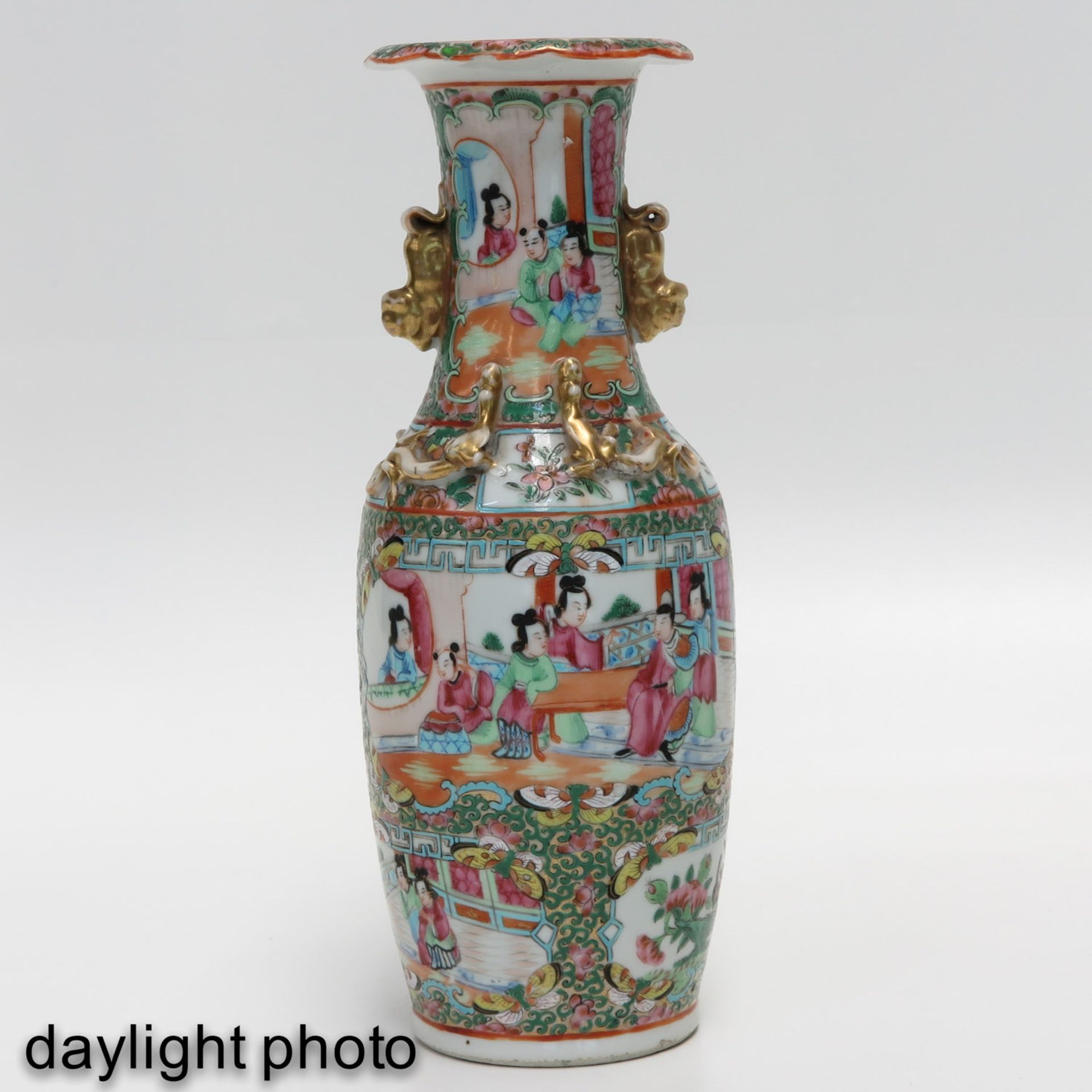 A Pair of Cantonese Vases - Bild 7 aus 9