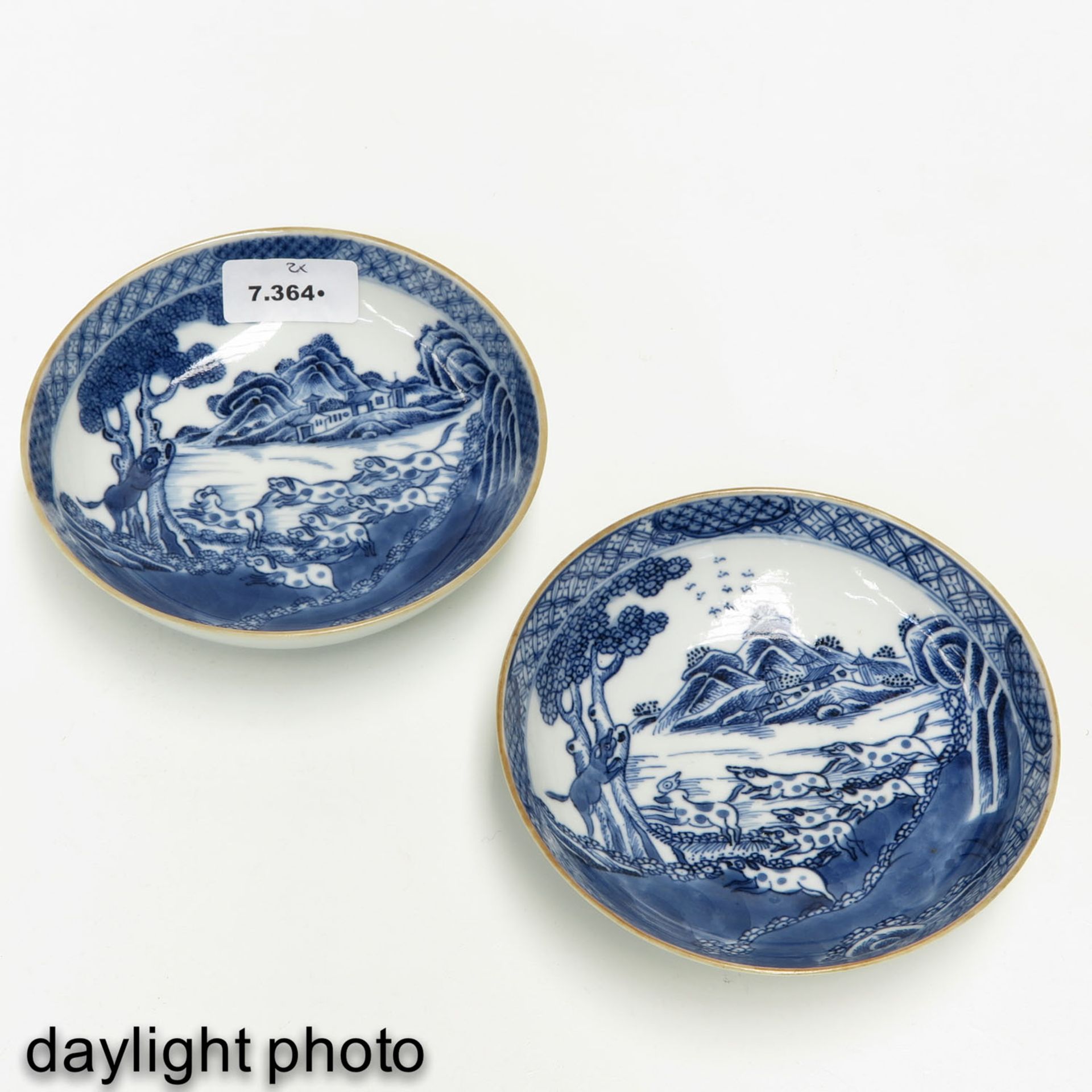 A Pair of Blue and White Small Plates - Bild 7 aus 9