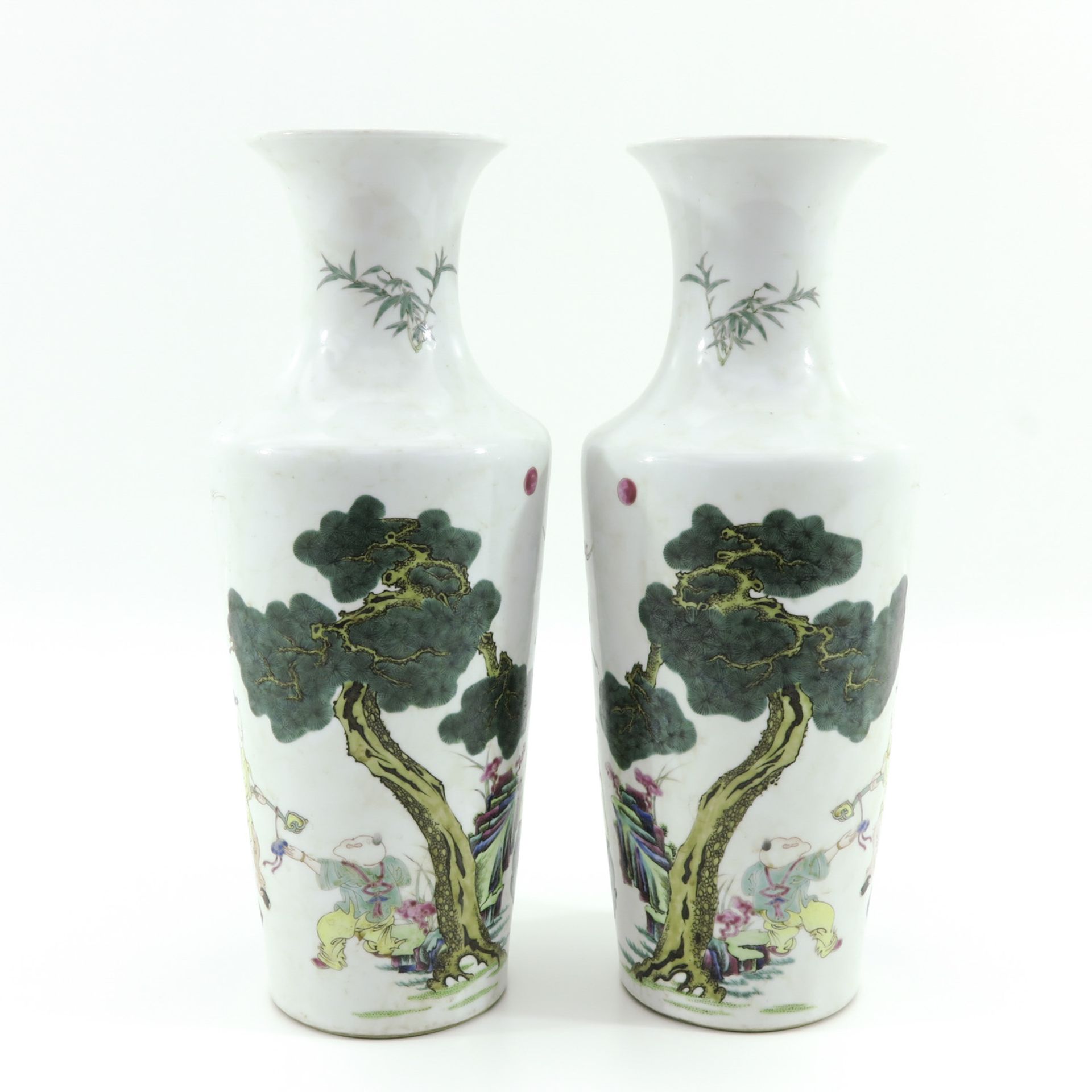 A Pair of Famille Rose Vases - Bild 3 aus 9
