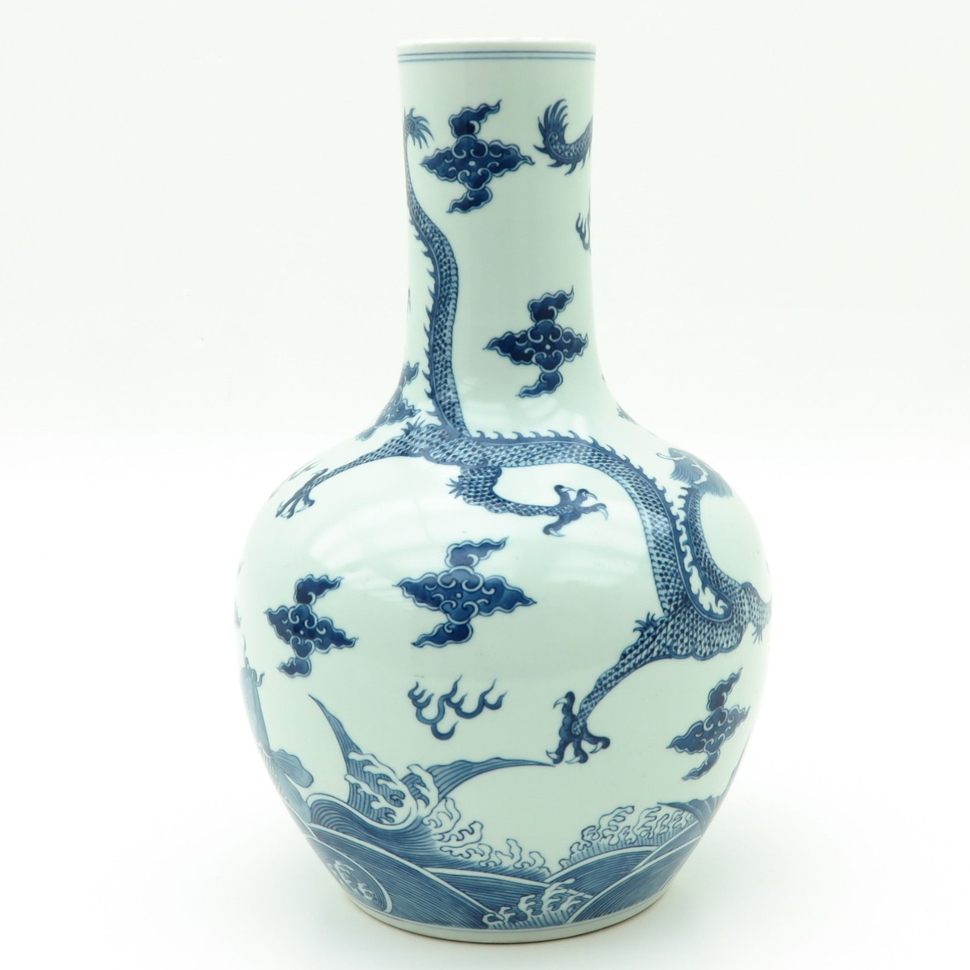 A Blue and White Tianqiu Ping Vase - Bild 3 aus 9