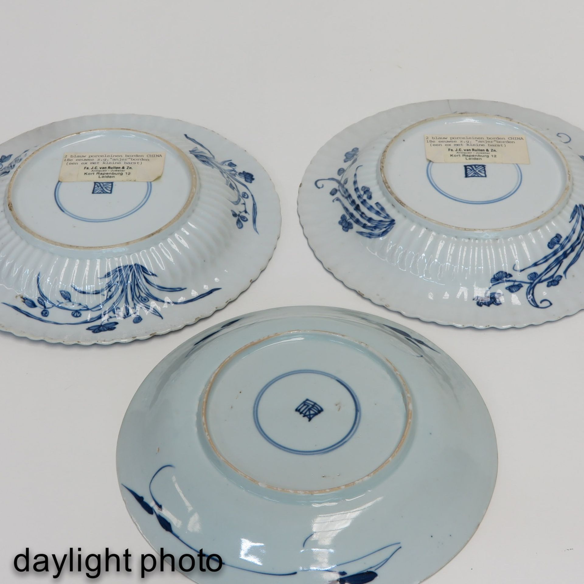 A Collection of Three Plates - Bild 7 aus 9