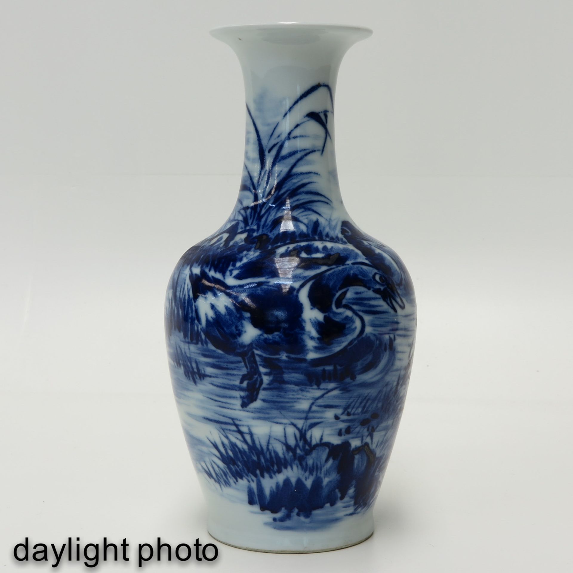 A Blue and White Vase - Bild 7 aus 9