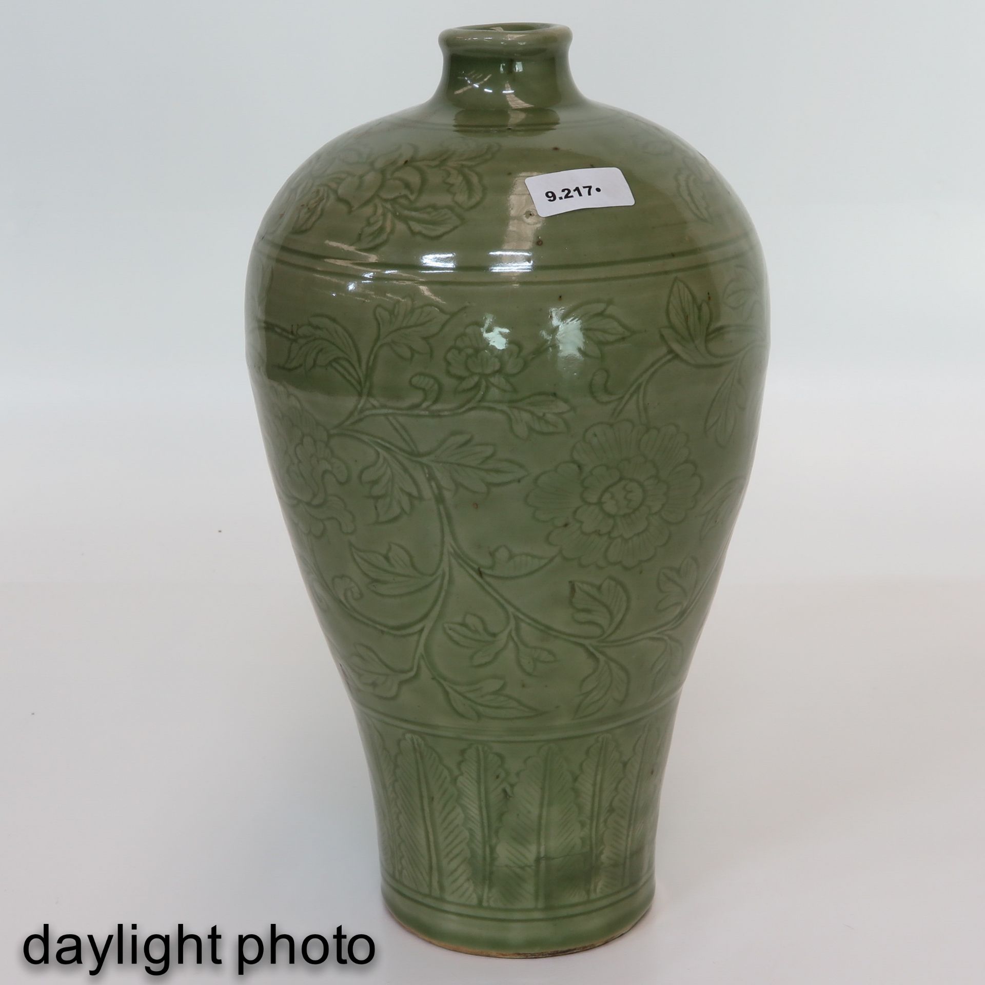 A Celadon Meiping Vase - Bild 7 aus 9