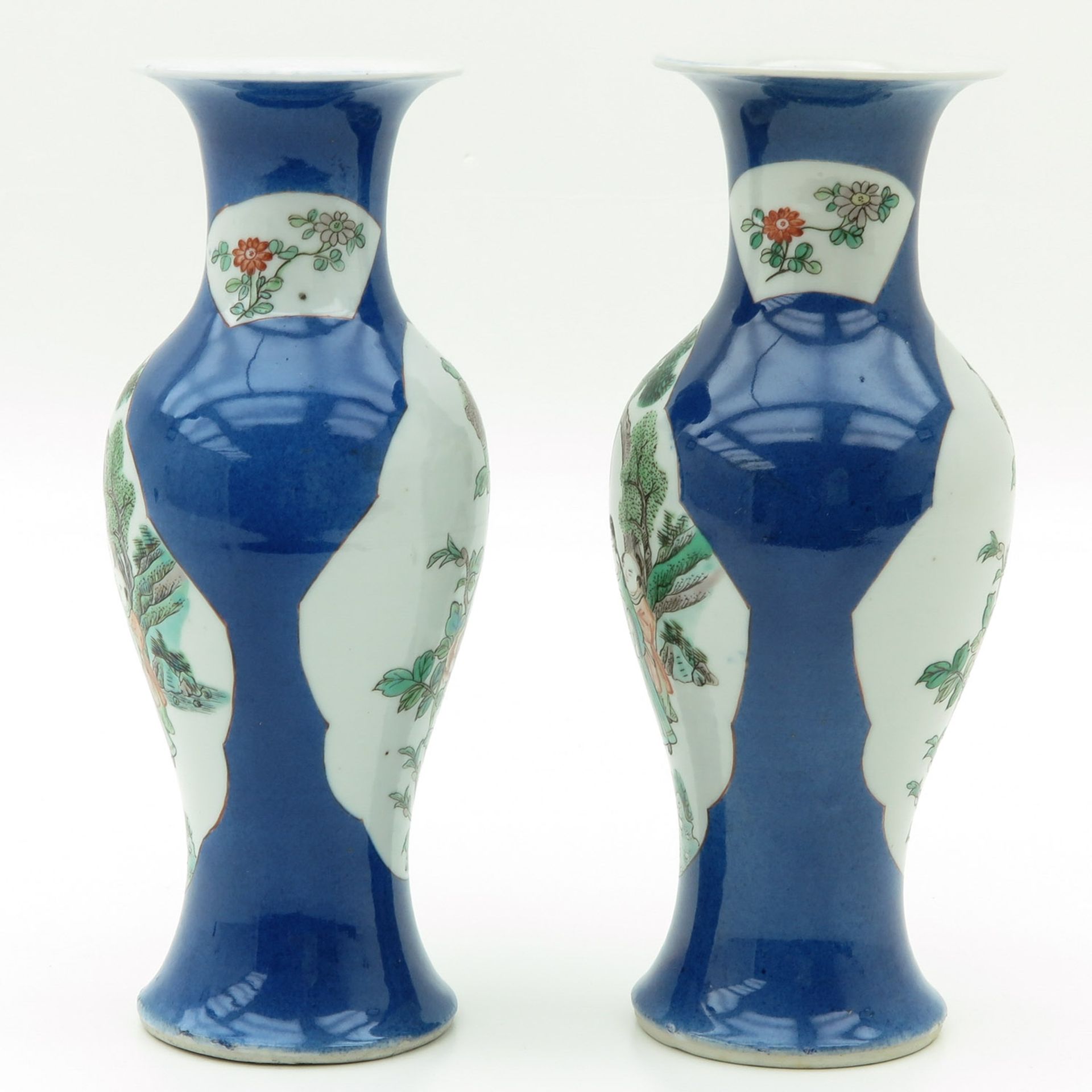 A Pair of Powder Blue Vases - Bild 2 aus 9