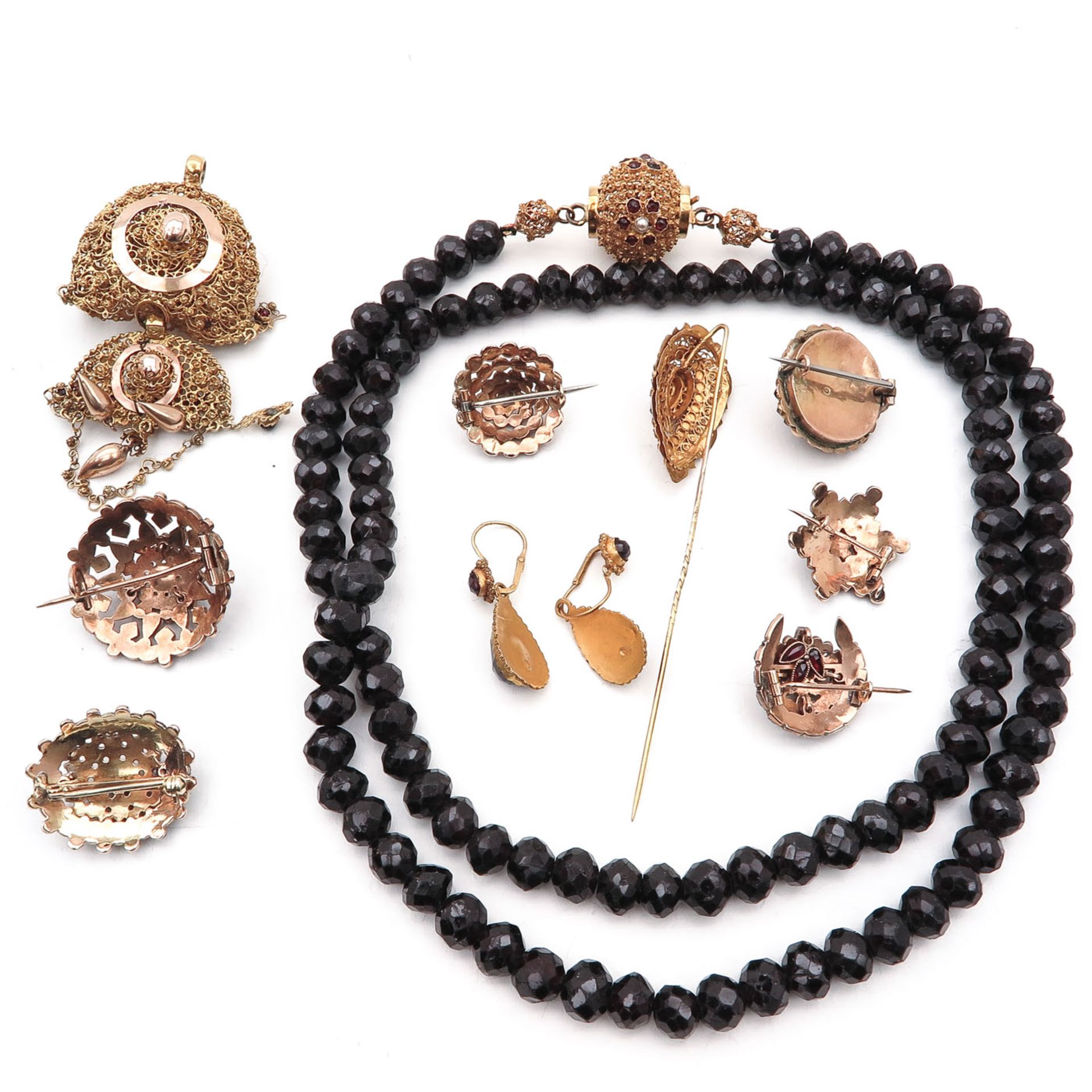 A Collection of Garnet Jewelry - Bild 2 aus 2