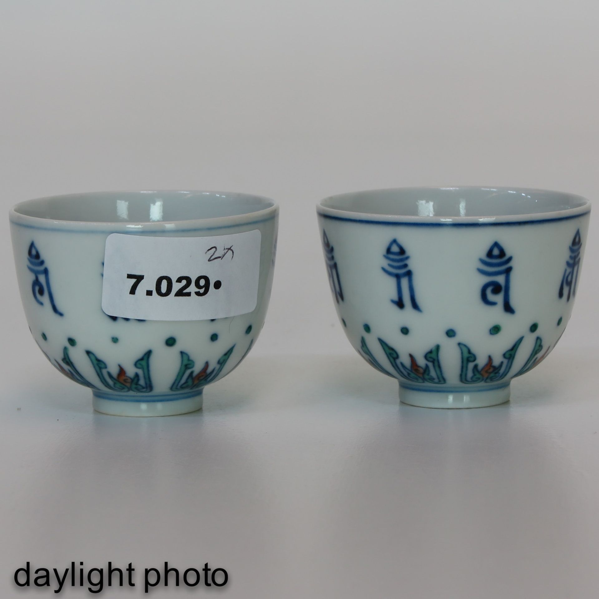 A Pair of Doucai Decor Cups - Bild 7 aus 9