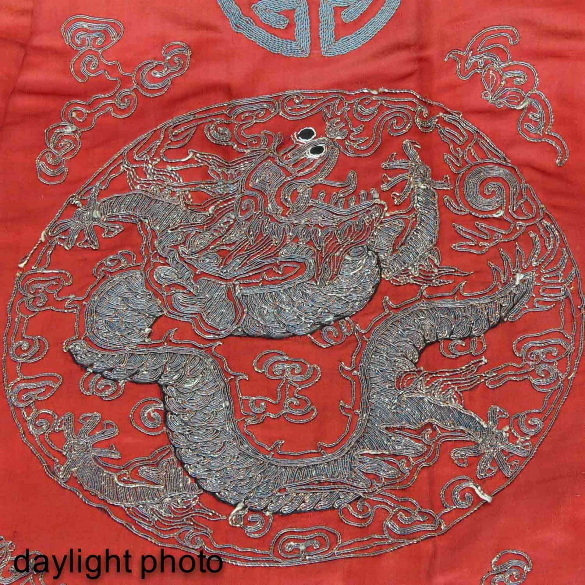 A Silk Embroidered Chinese Robe - Bild 6 aus 7