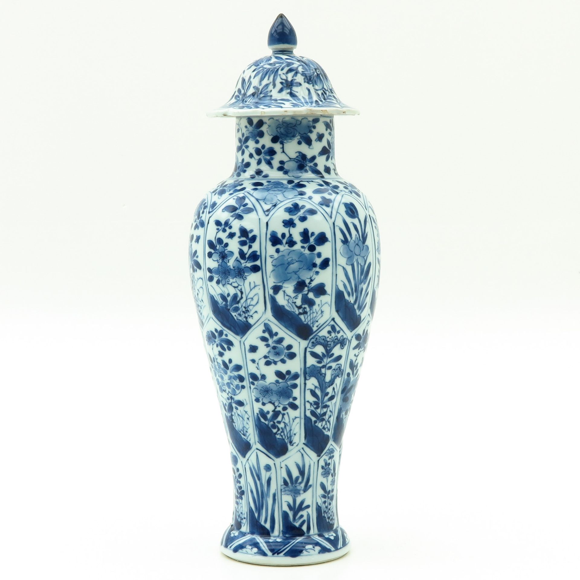 A Blue and White Garniture Vase - Bild 4 aus 9