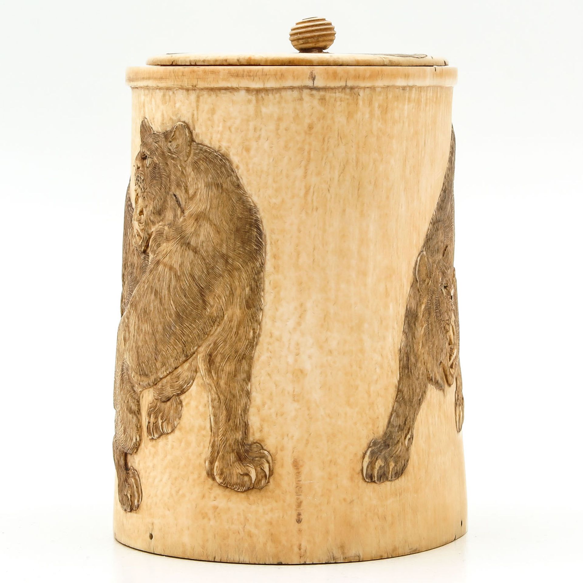 A Carved Brushpot with Cover - Bild 2 aus 9