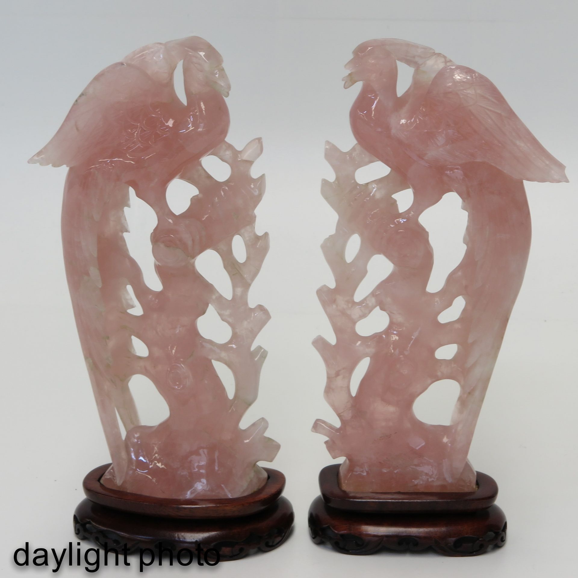 A Pair of Carved Pink Quartz Birds - Bild 7 aus 9
