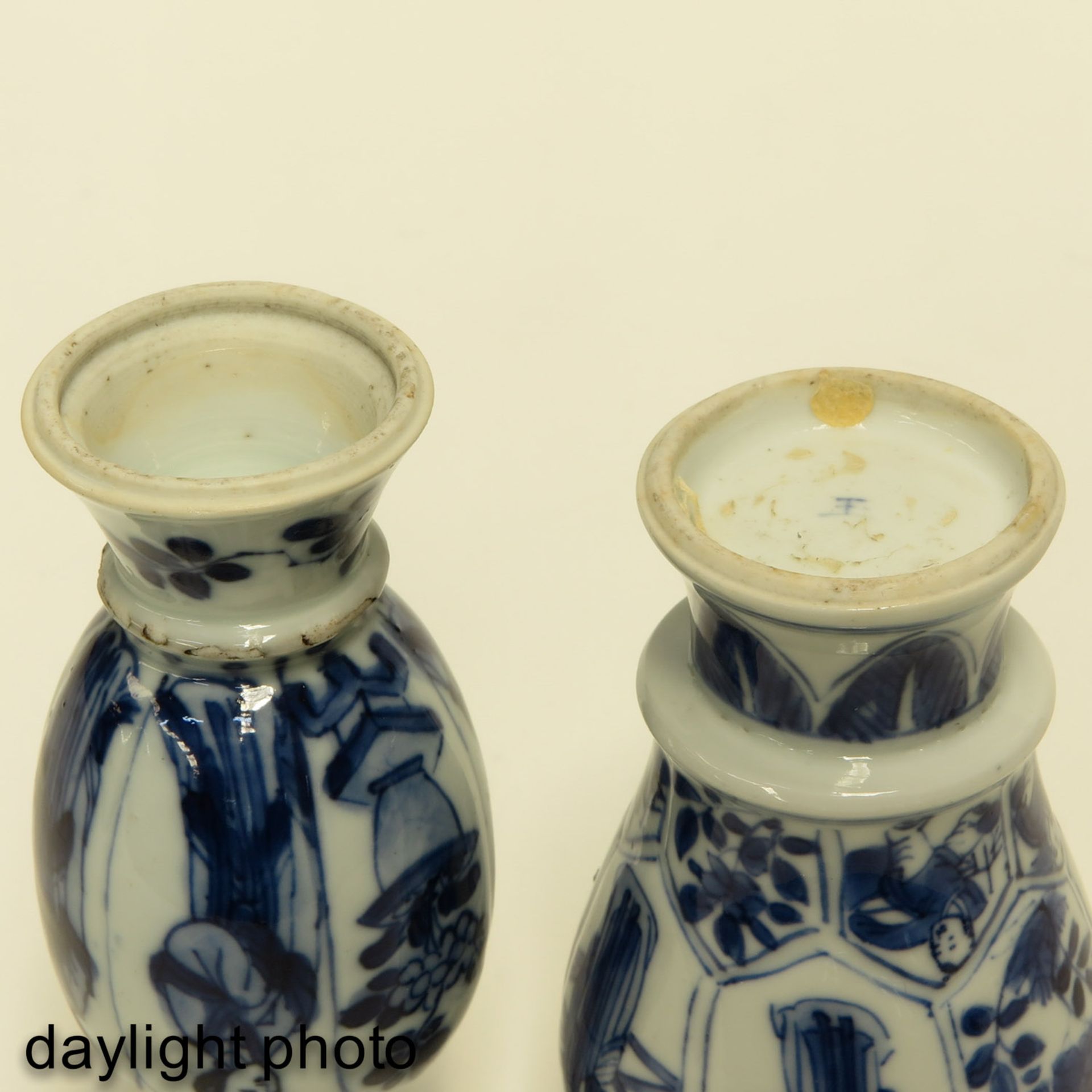 Two Miniature Blue and White Vases - Bild 8 aus 9