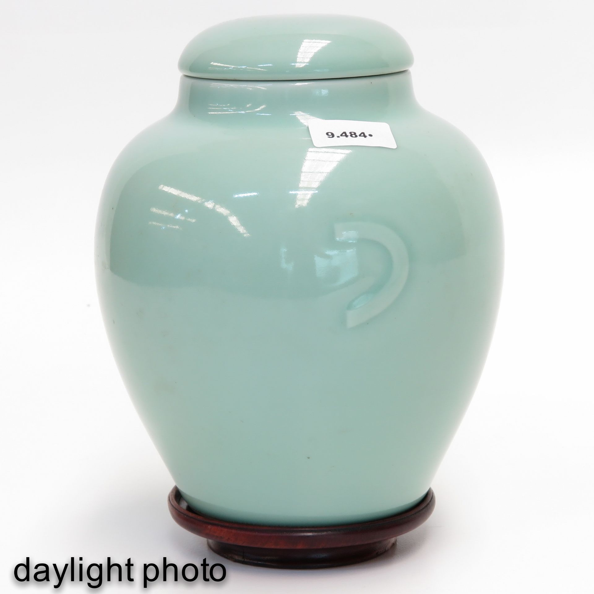 A Celadon Vase with Cover - Bild 7 aus 9