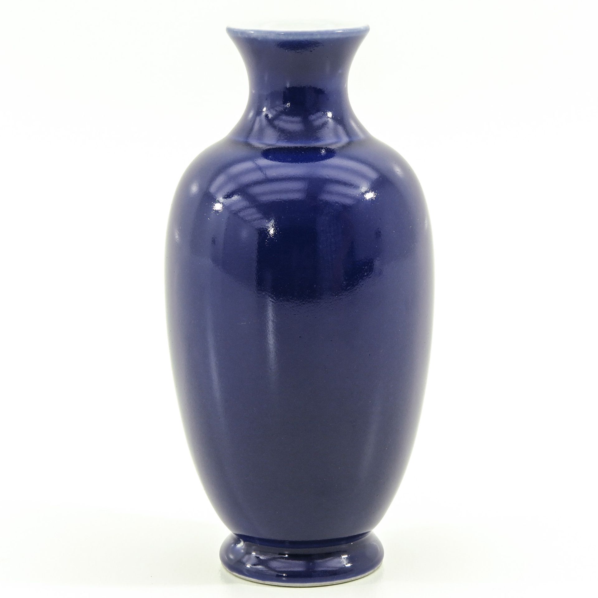 A Monochrome Blue Glaze Vase - Bild 3 aus 10