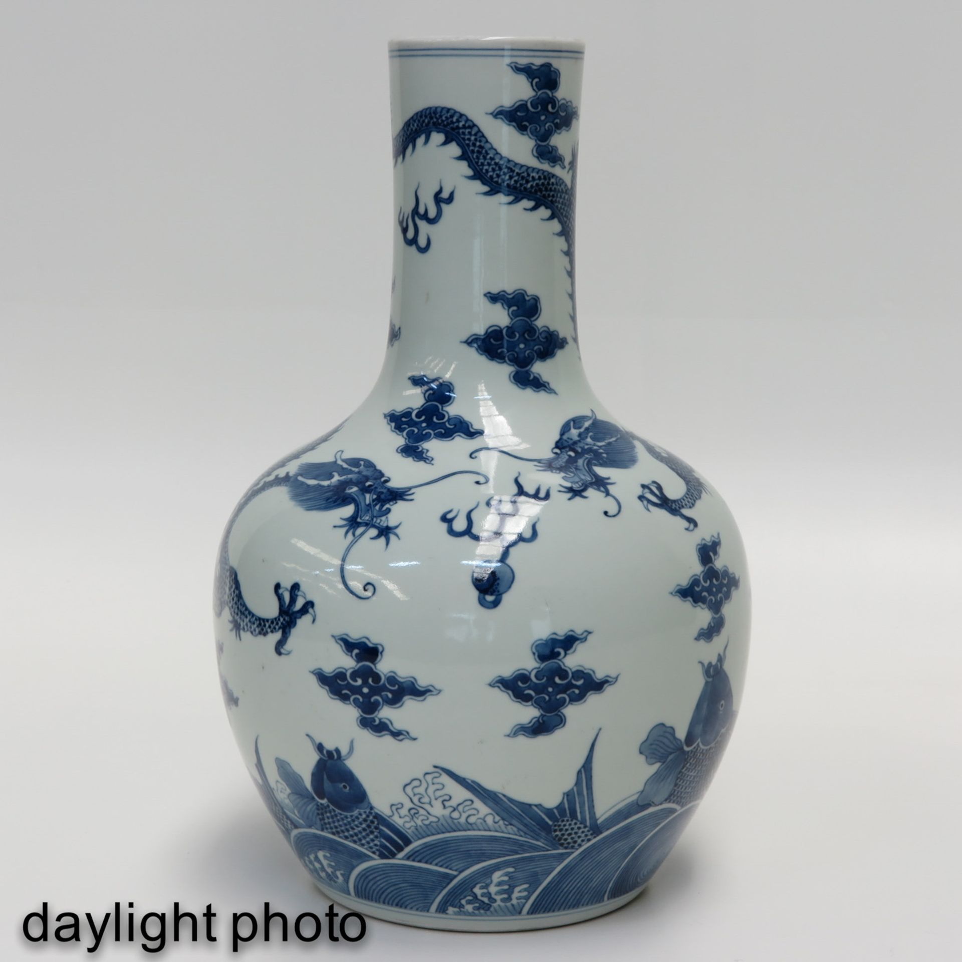 A Blue and White Tianqiu Ping Vase - Bild 7 aus 9