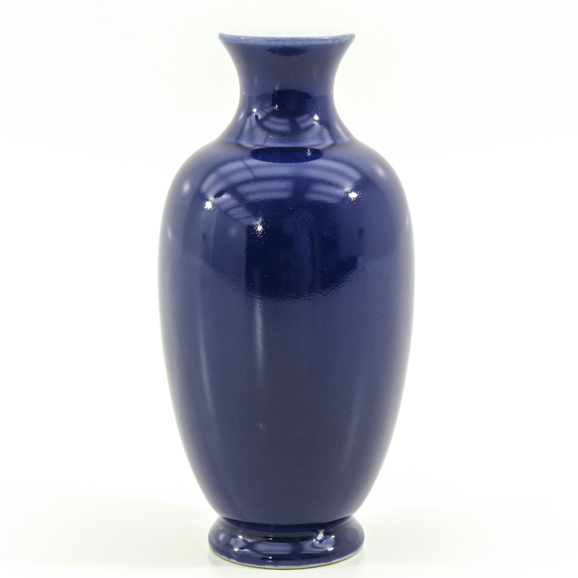 A Monochrome Blue Glaze Vase - Bild 2 aus 10