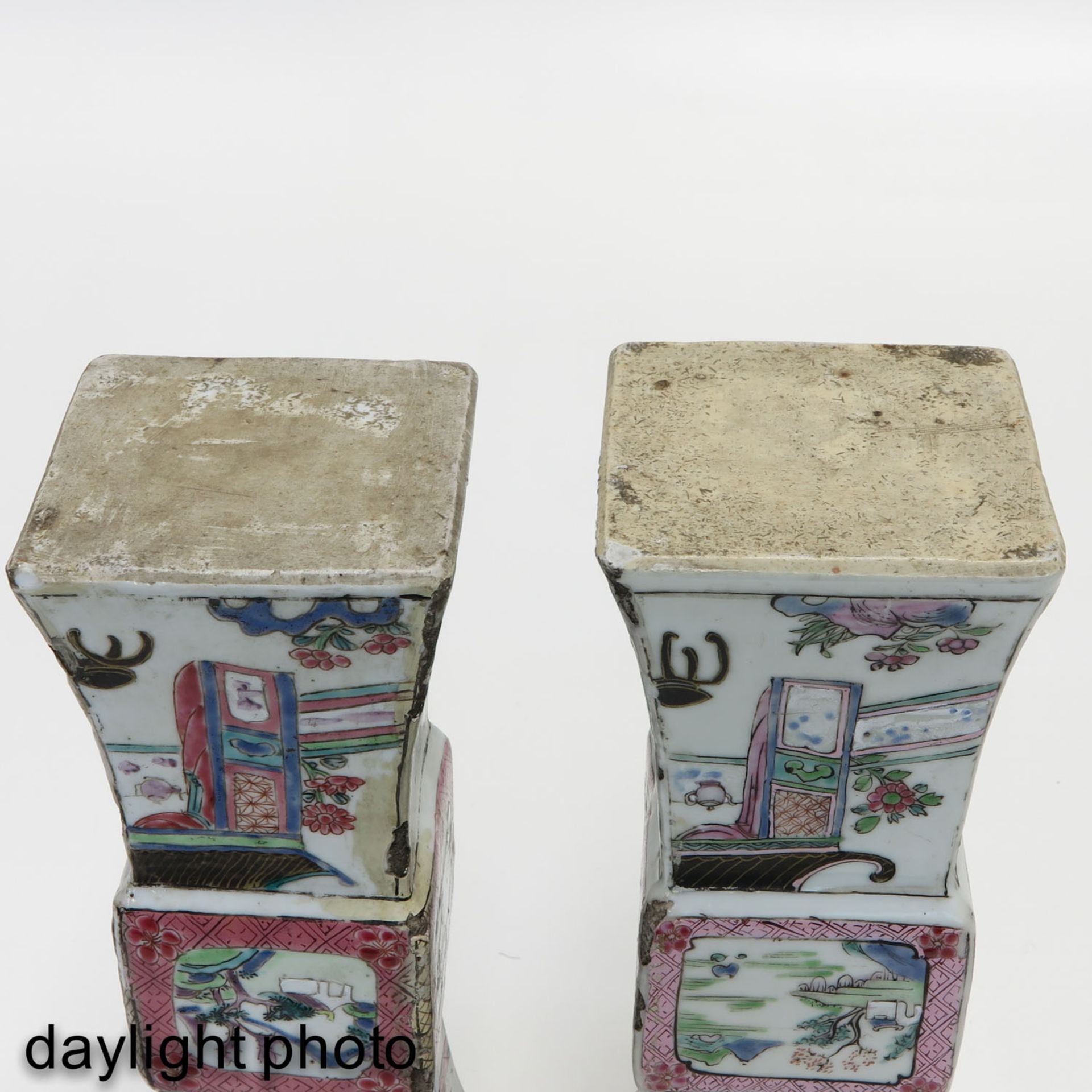 A Pair of Famille Rose Square Gu Vases - Bild 8 aus 9