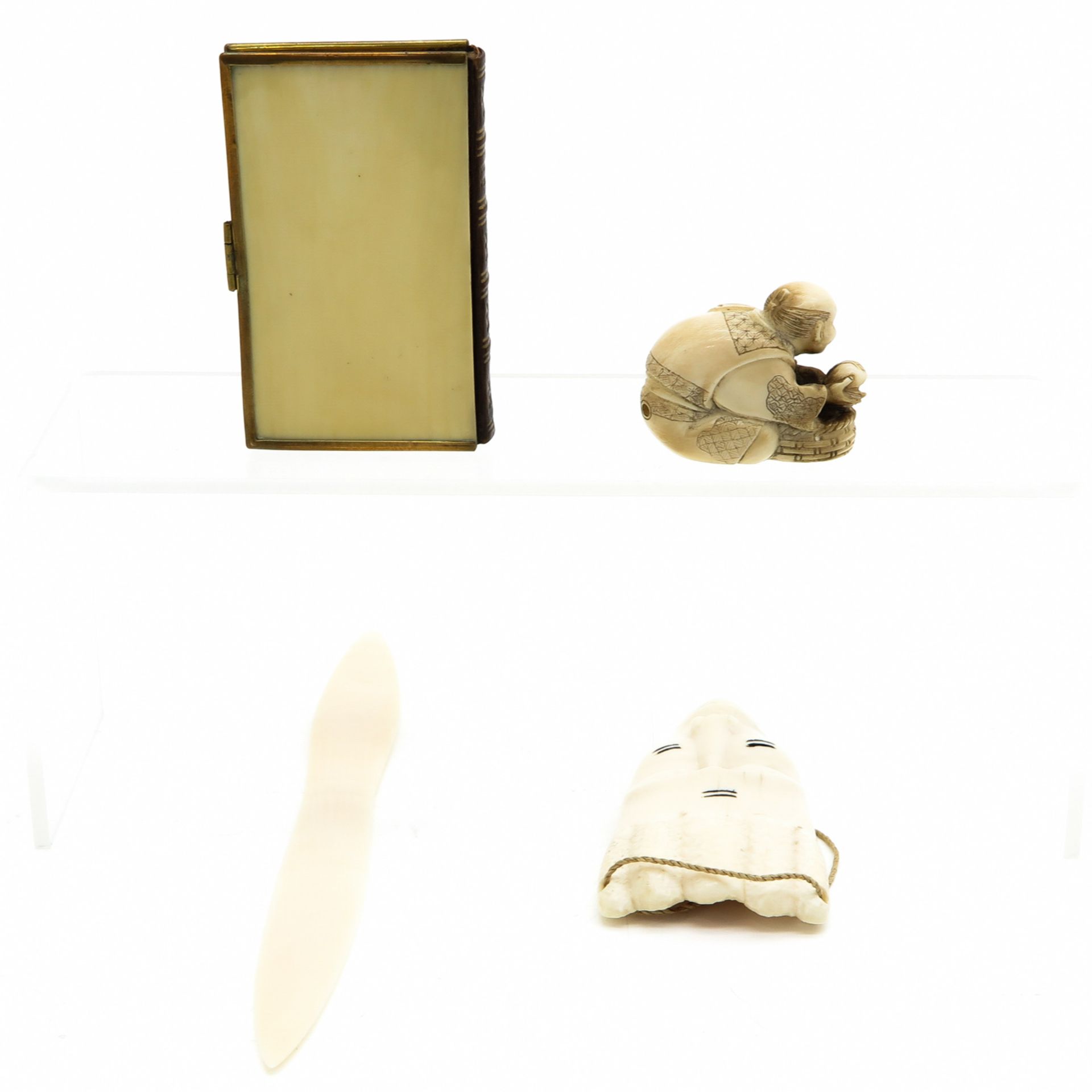 A Diverse Collection of Items including Netsuke - Bild 3 aus 12