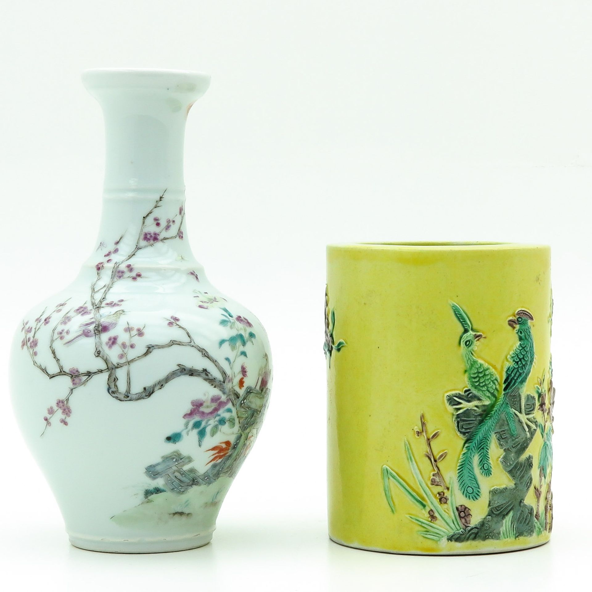 A Famille Rose Vase and Brush Pot - Bild 4 aus 10