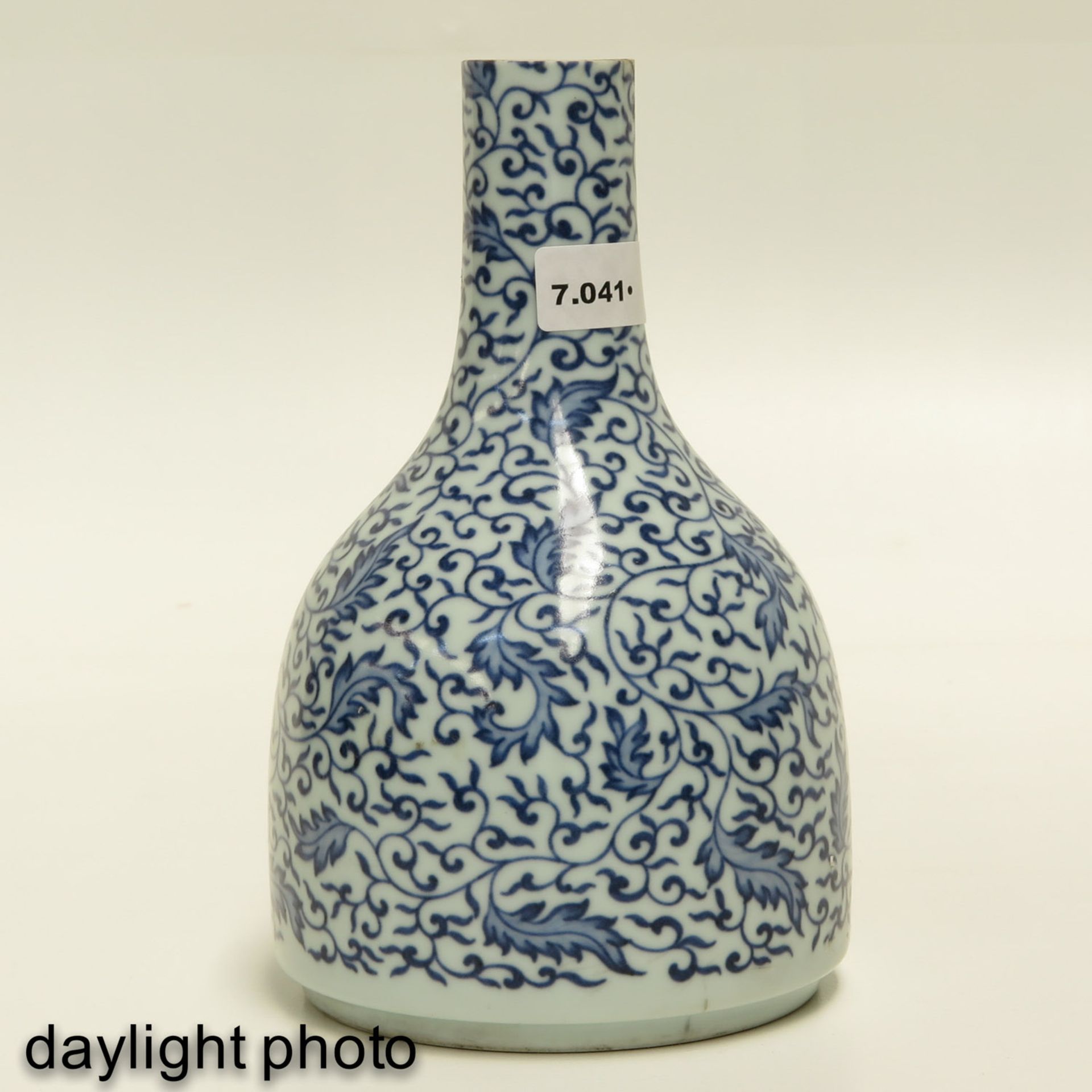 A Blue and White Vase - Bild 7 aus 9