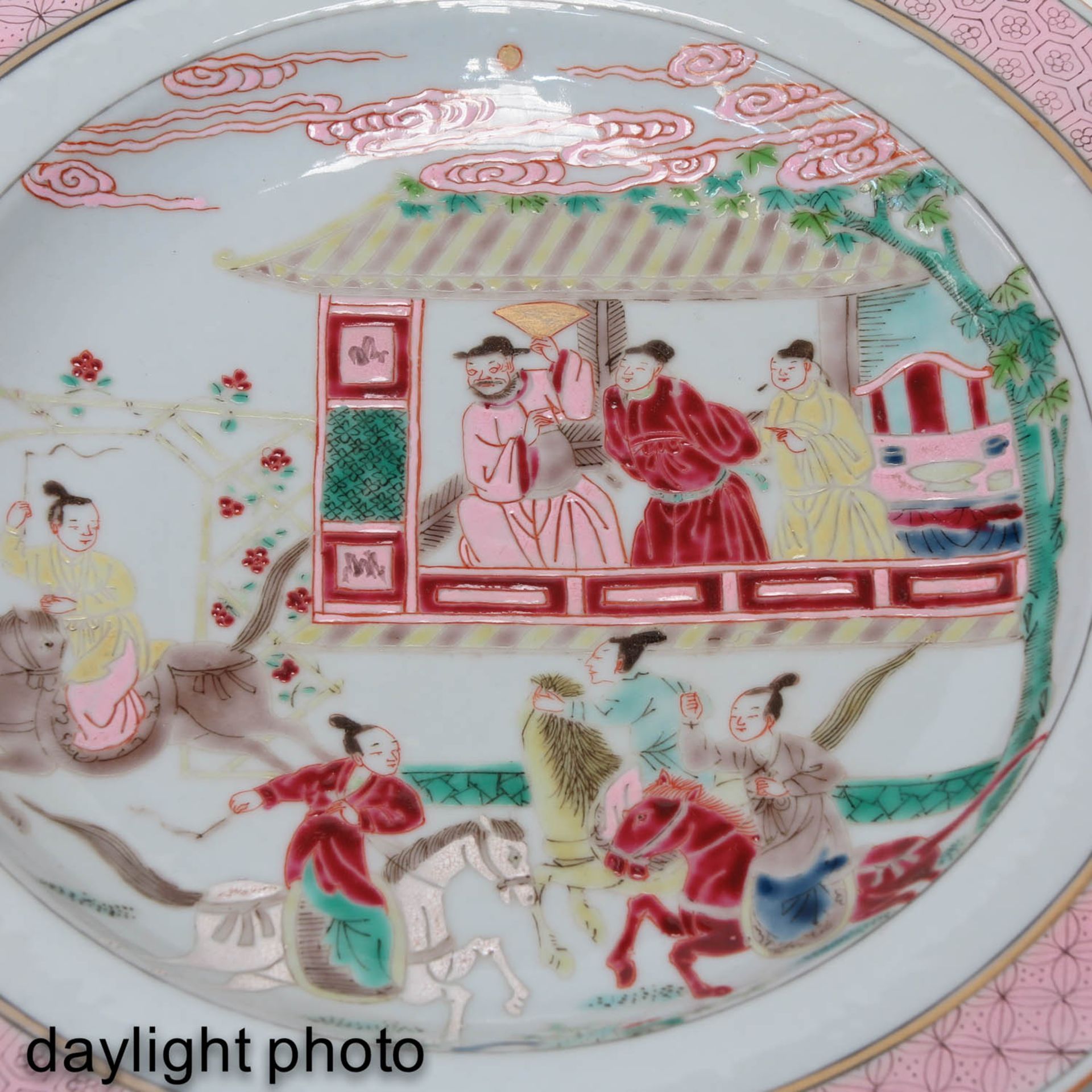 Two Famille Rose Plates - Bild 9 aus 10