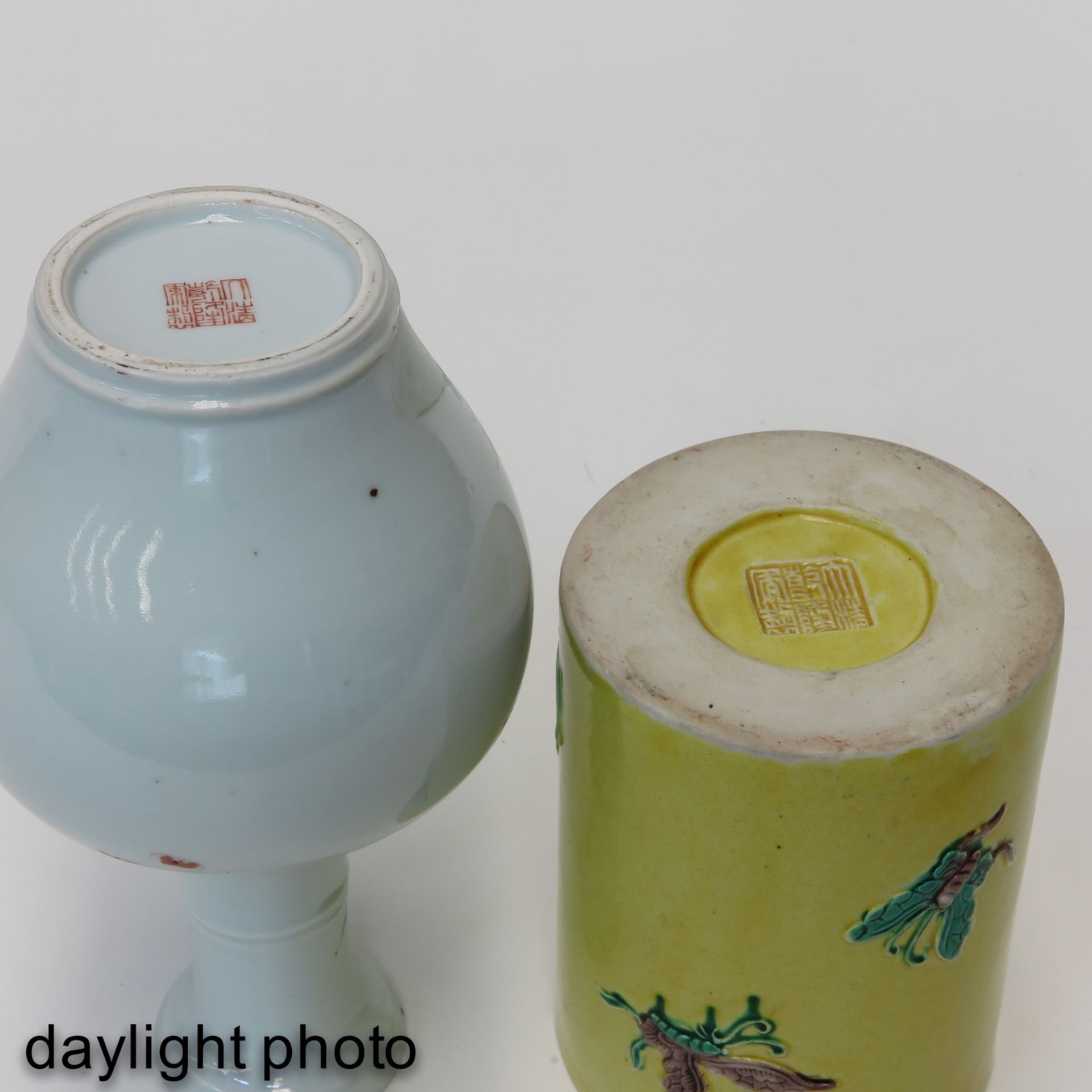 A Famille Rose Vase and Brush Pot - Bild 8 aus 10