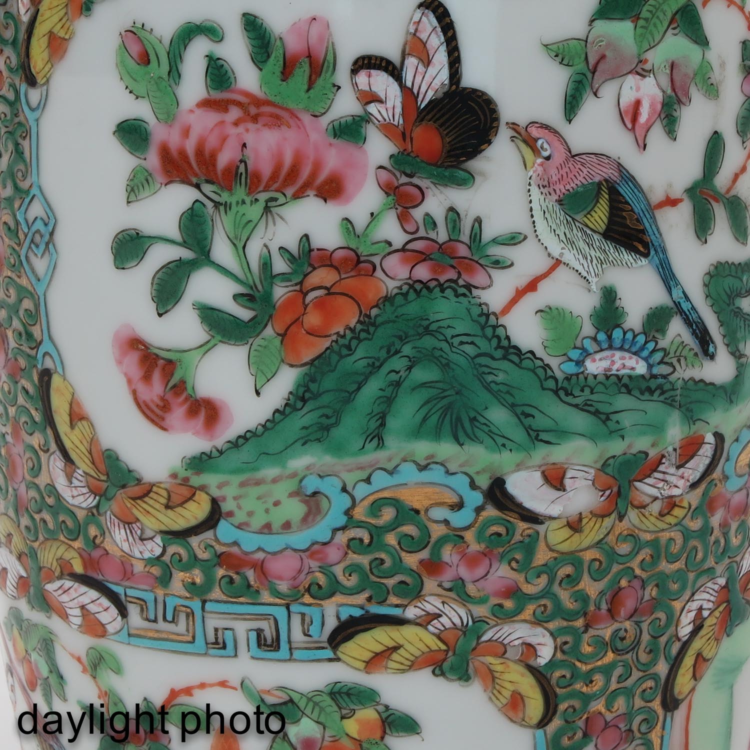 A Pair of Cantonese Vases - Image 9 of 9