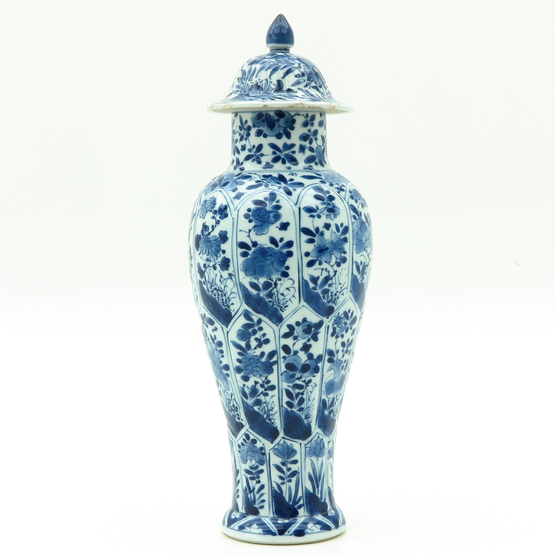 A Blue and White Garniture Vase - Bild 2 aus 9