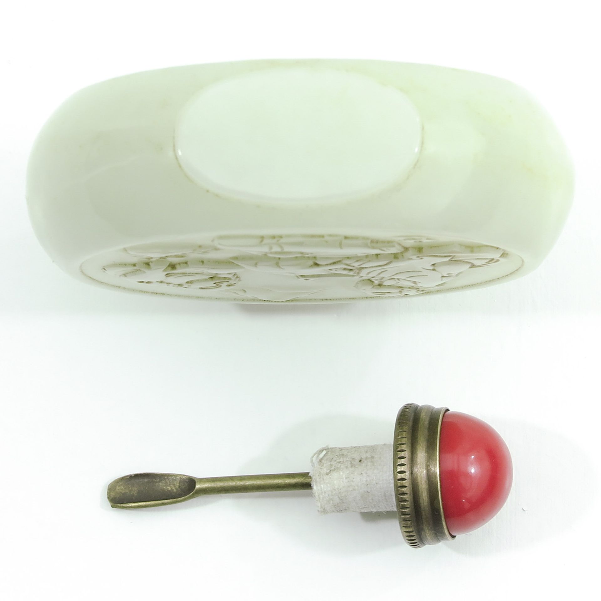 A Carved Jade Snuff Bottle - Bild 6 aus 10