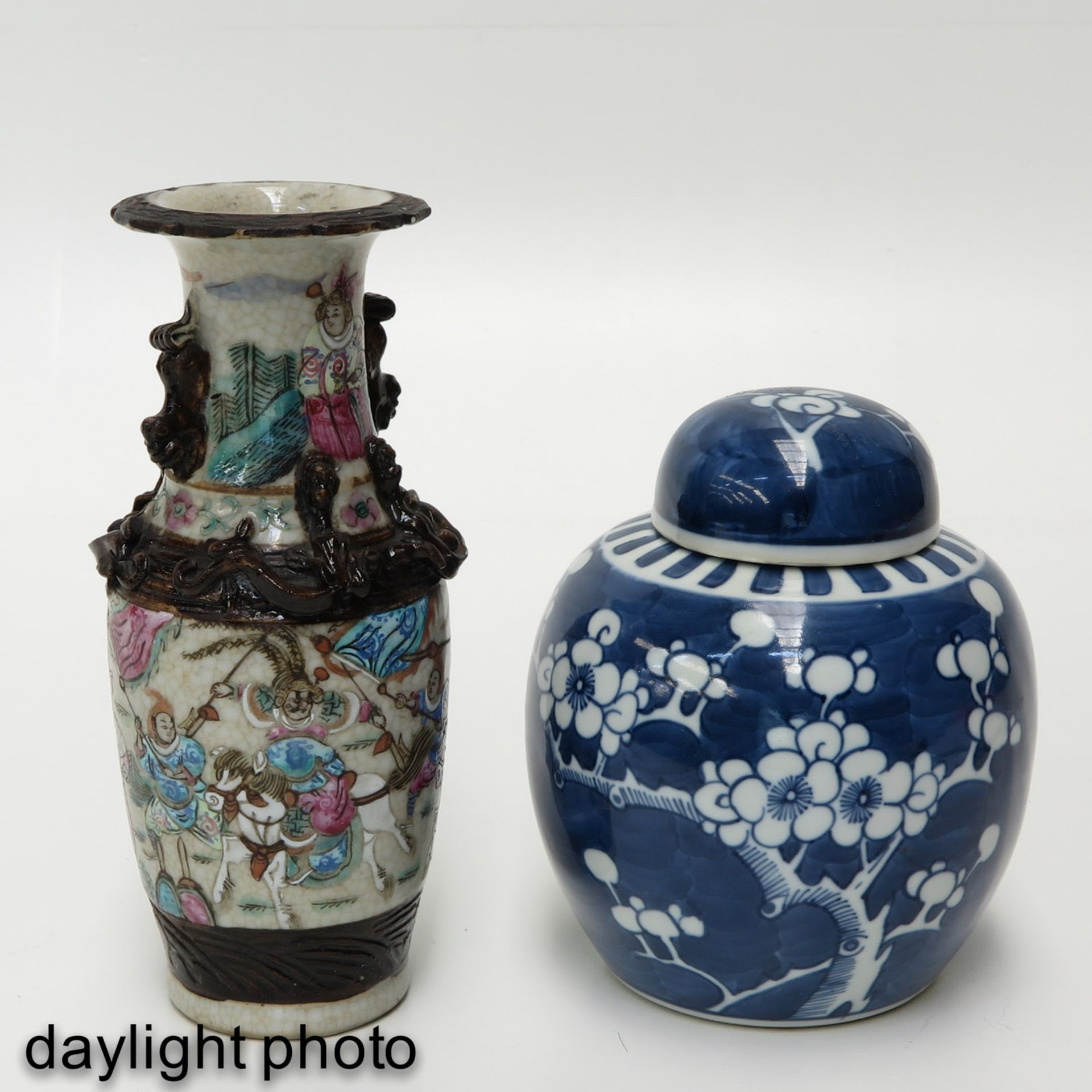 A Ginger Jar and Nanking Vase - Bild 7 aus 9