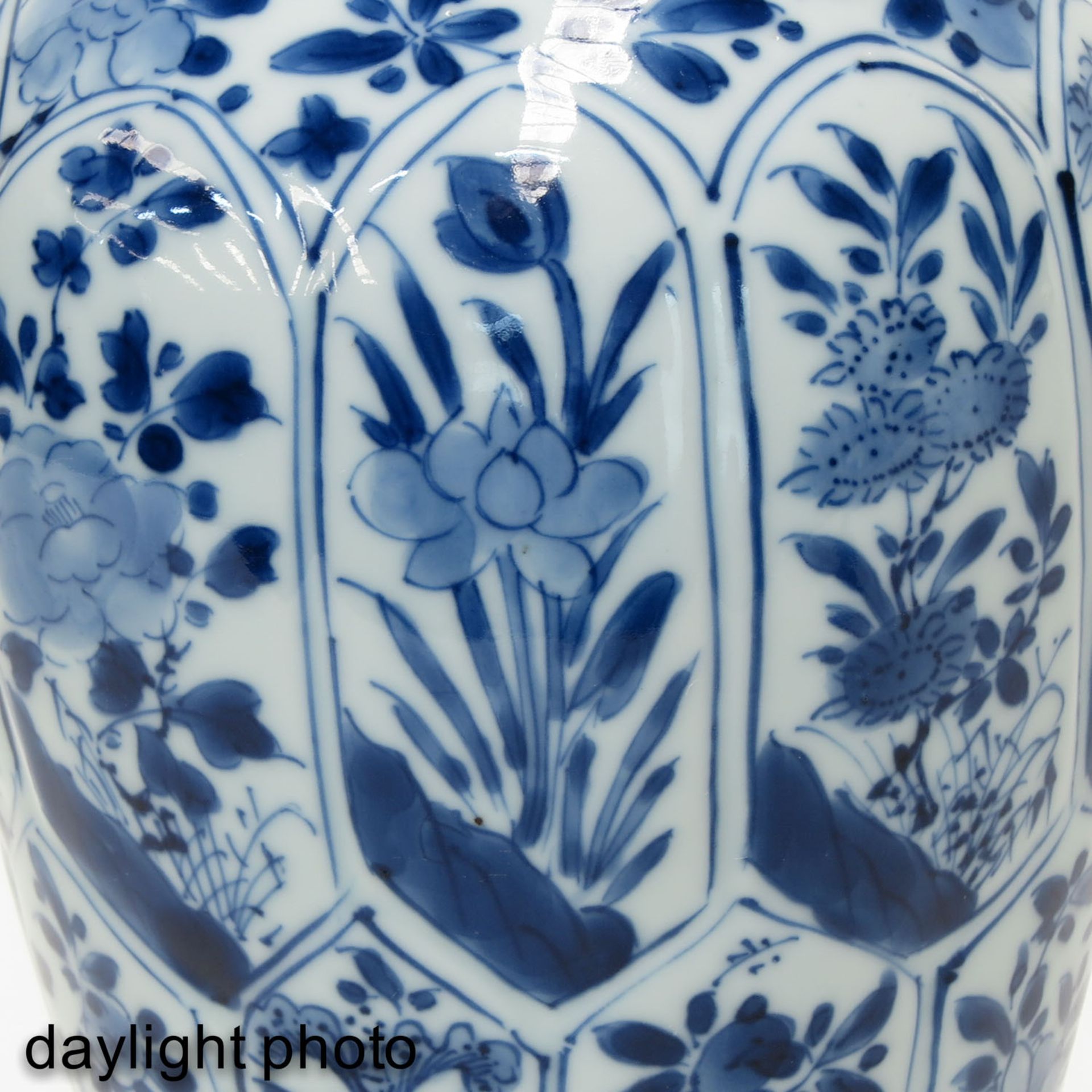 A Blue and White Garniture Vase - Bild 9 aus 9