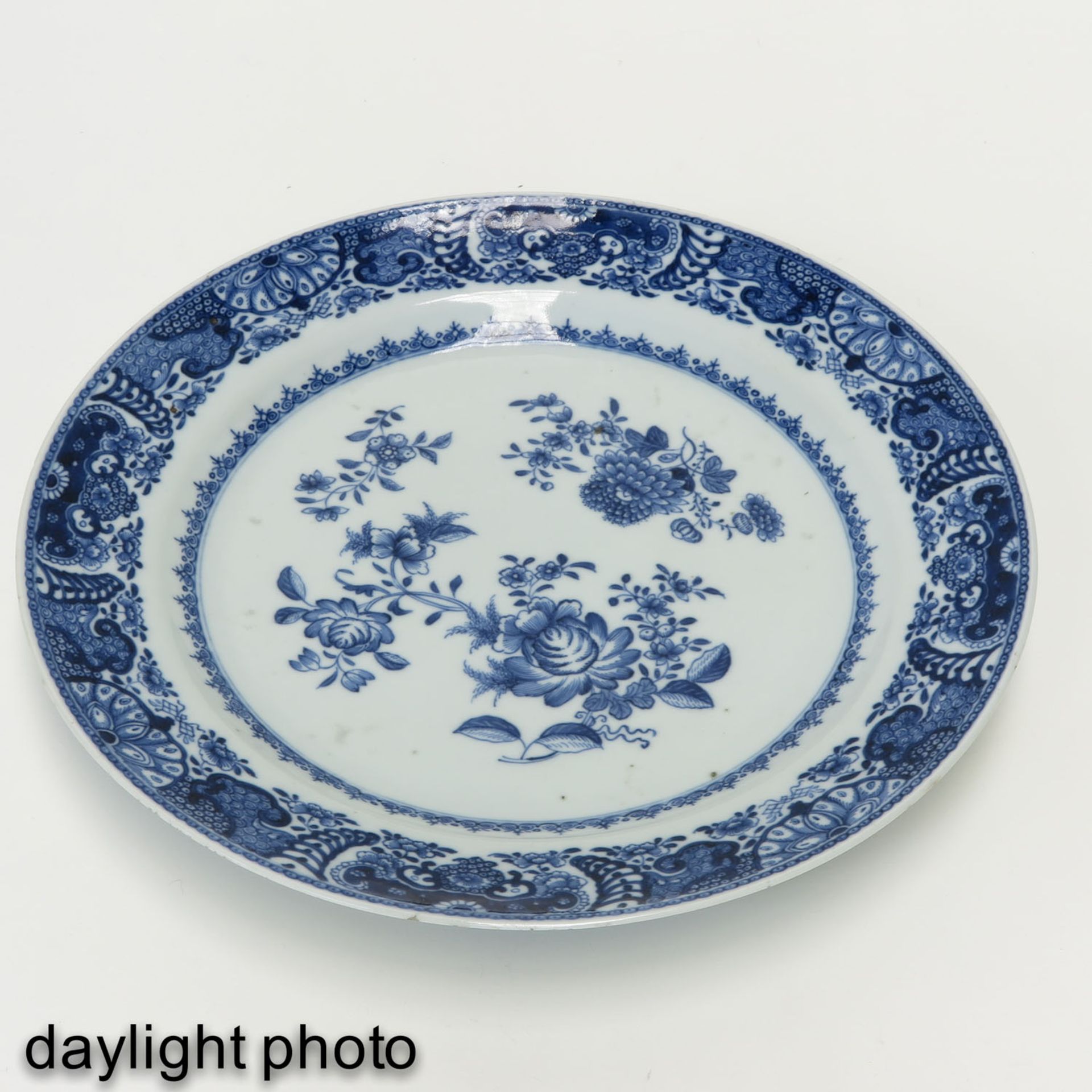 A Blue and White Plate - Bild 5 aus 7