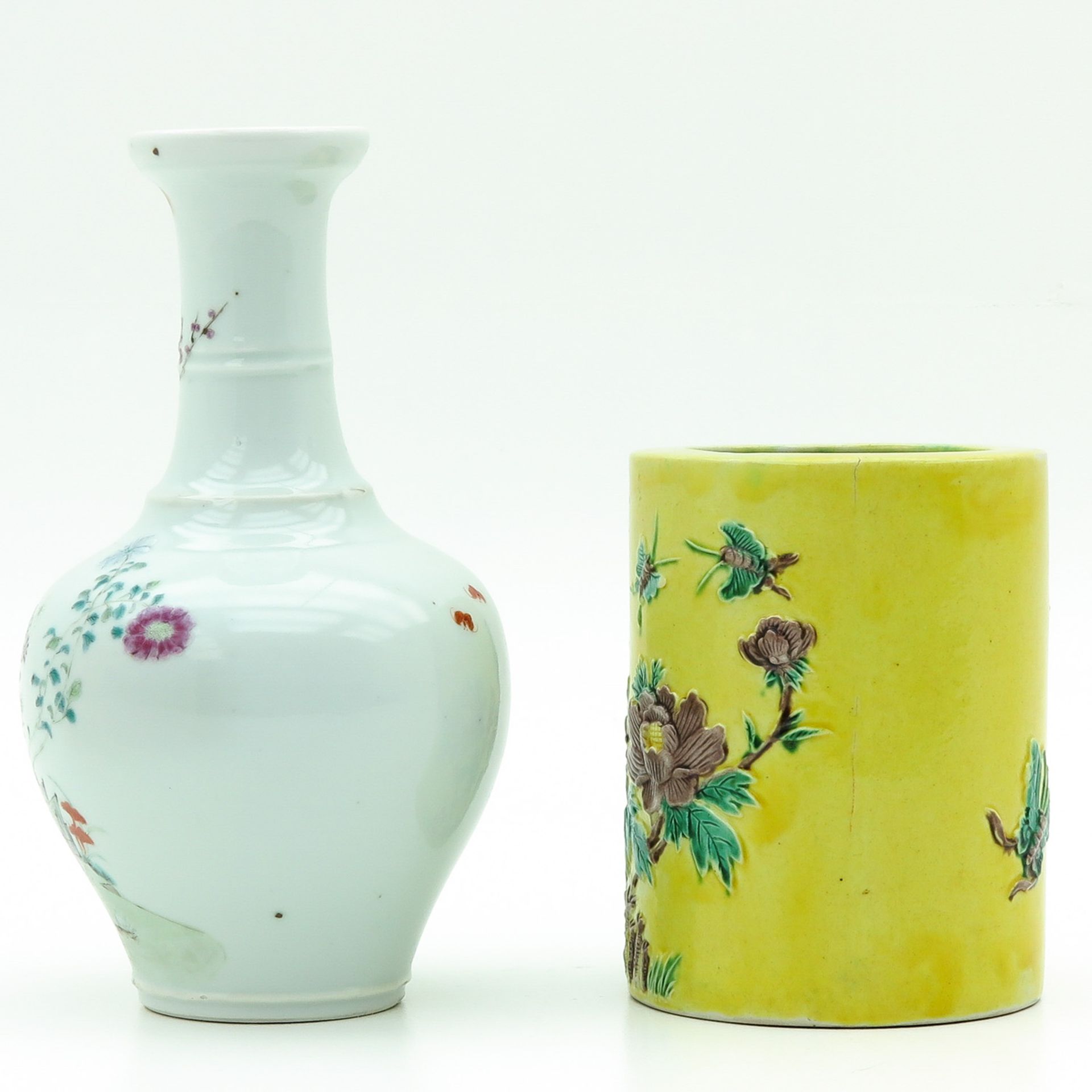 A Famille Rose Vase and Brush Pot - Bild 2 aus 10