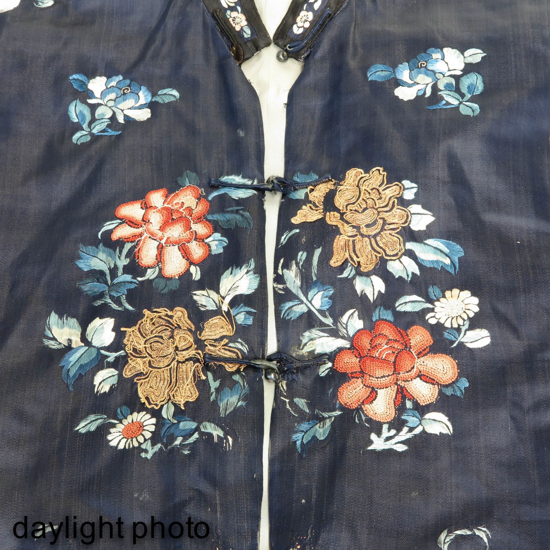 Two Silk Embroidered Robes - Bild 8 aus 8