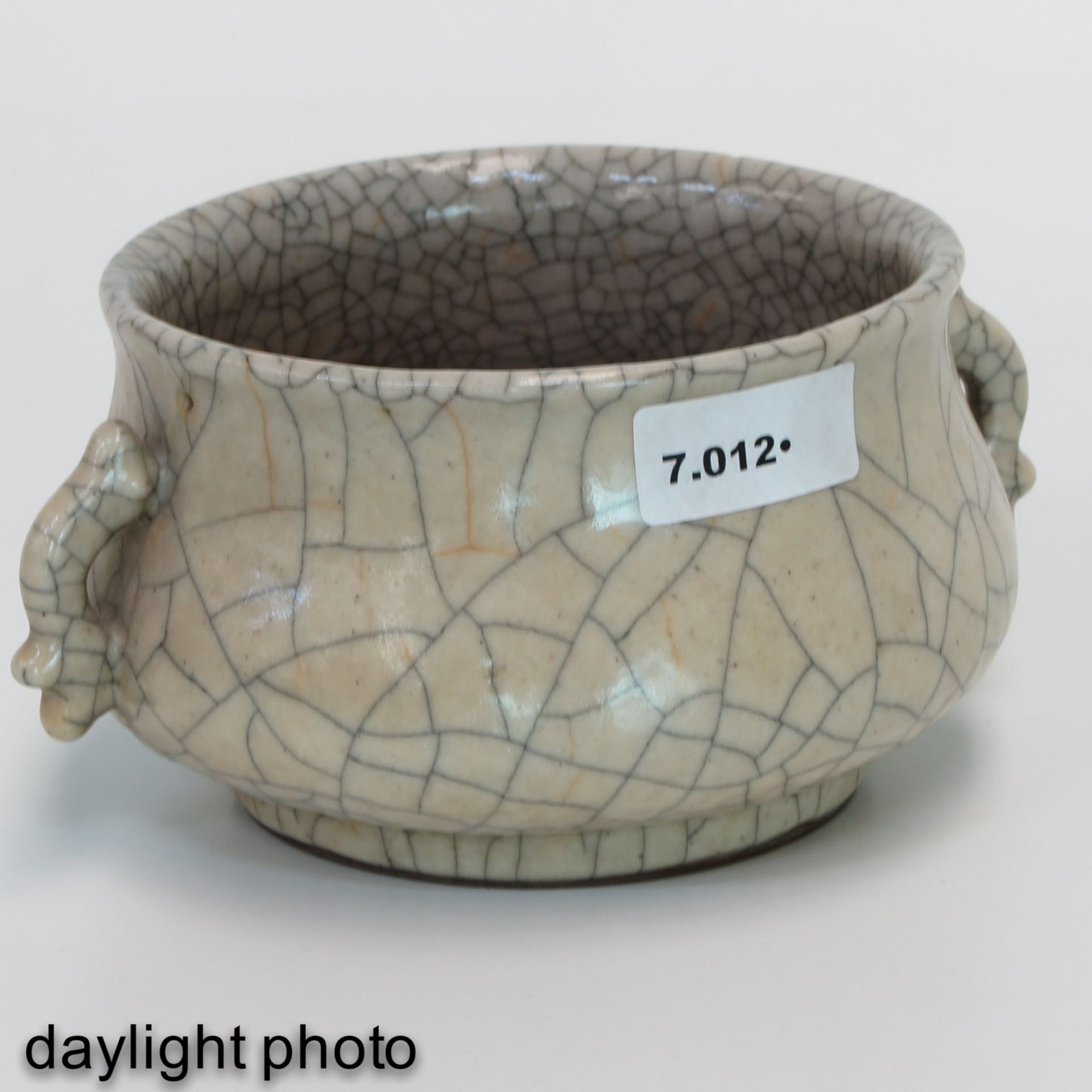 A Chinese Crackleware Censer - Bild 7 aus 9