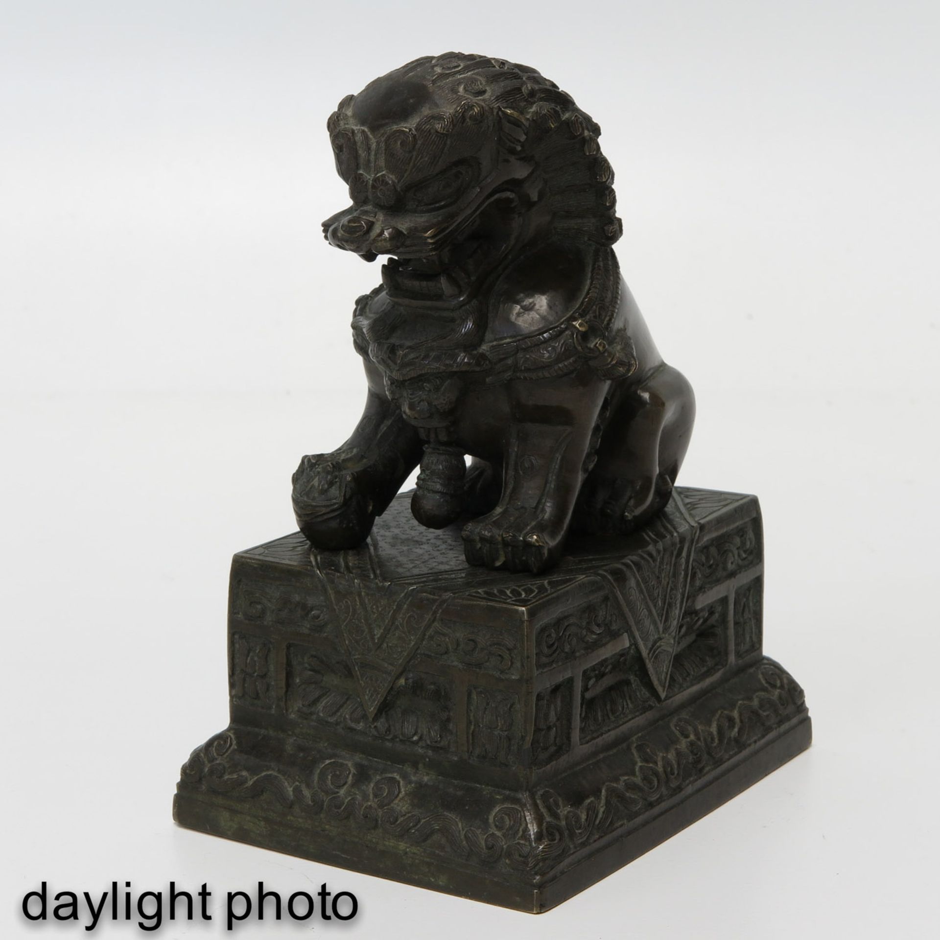 A Bronze Temple Lion Sculpture - Bild 7 aus 9