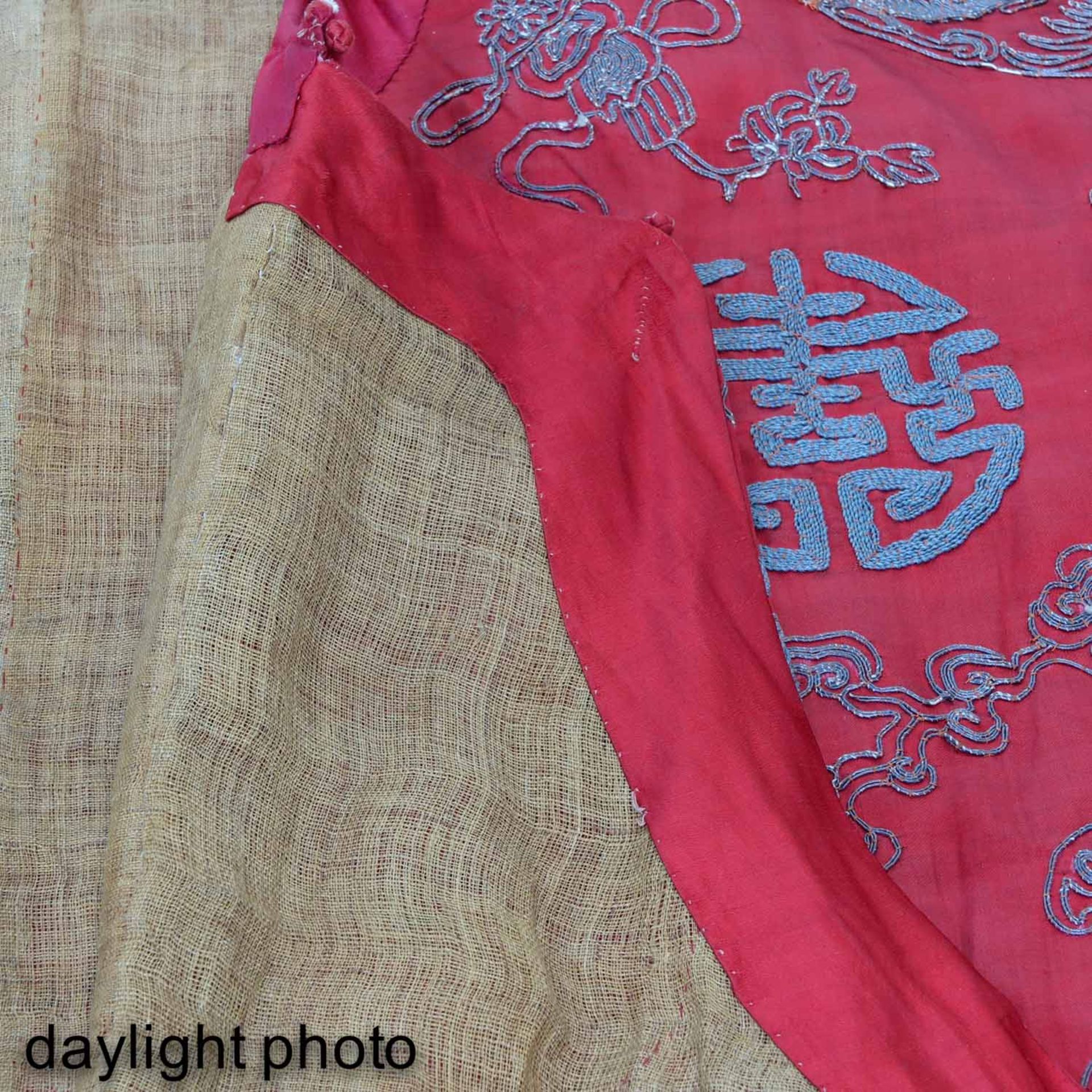 A Silk Embroidered Chinese Robe - Bild 5 aus 7