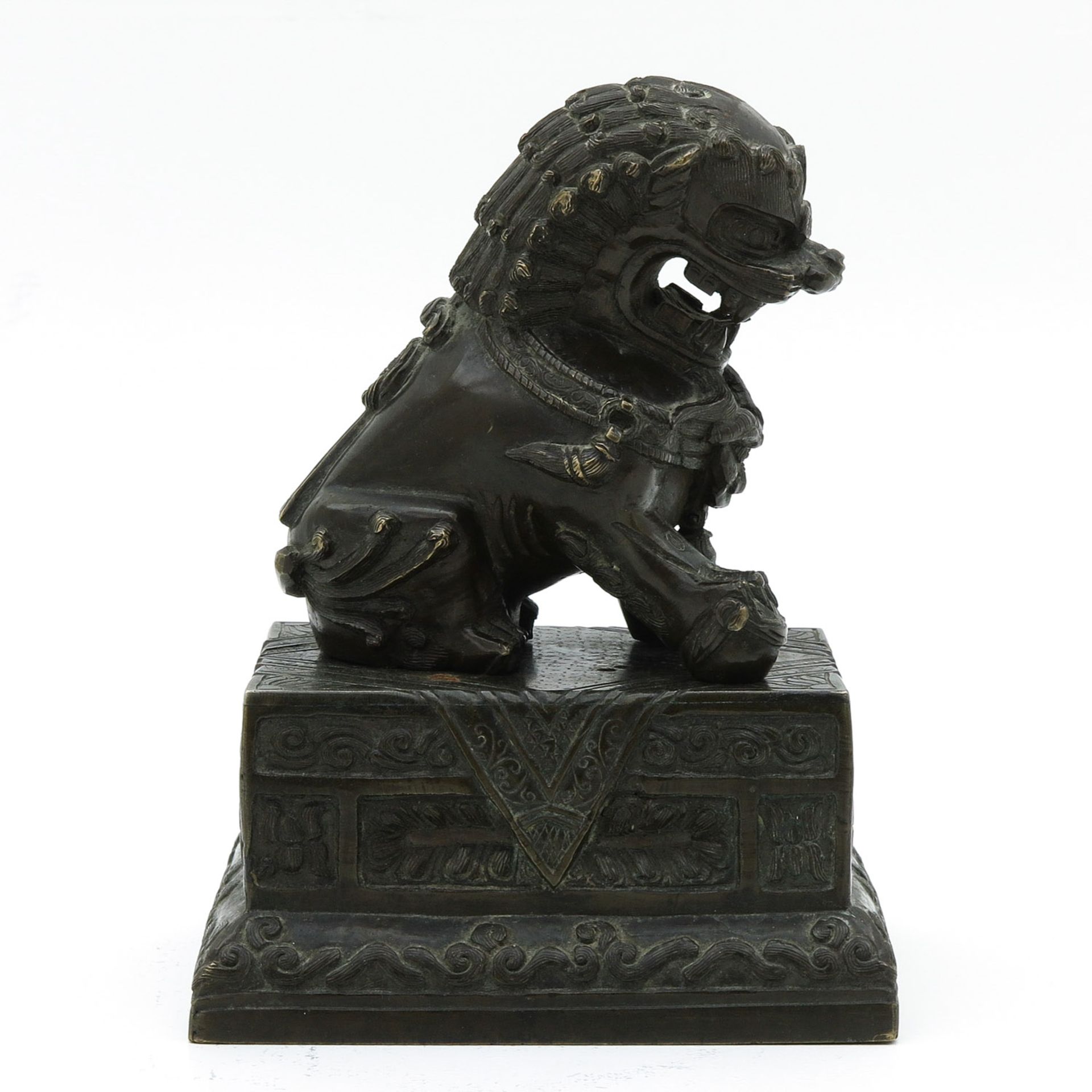 A Bronze Temple Lion Sculpture - Bild 3 aus 9