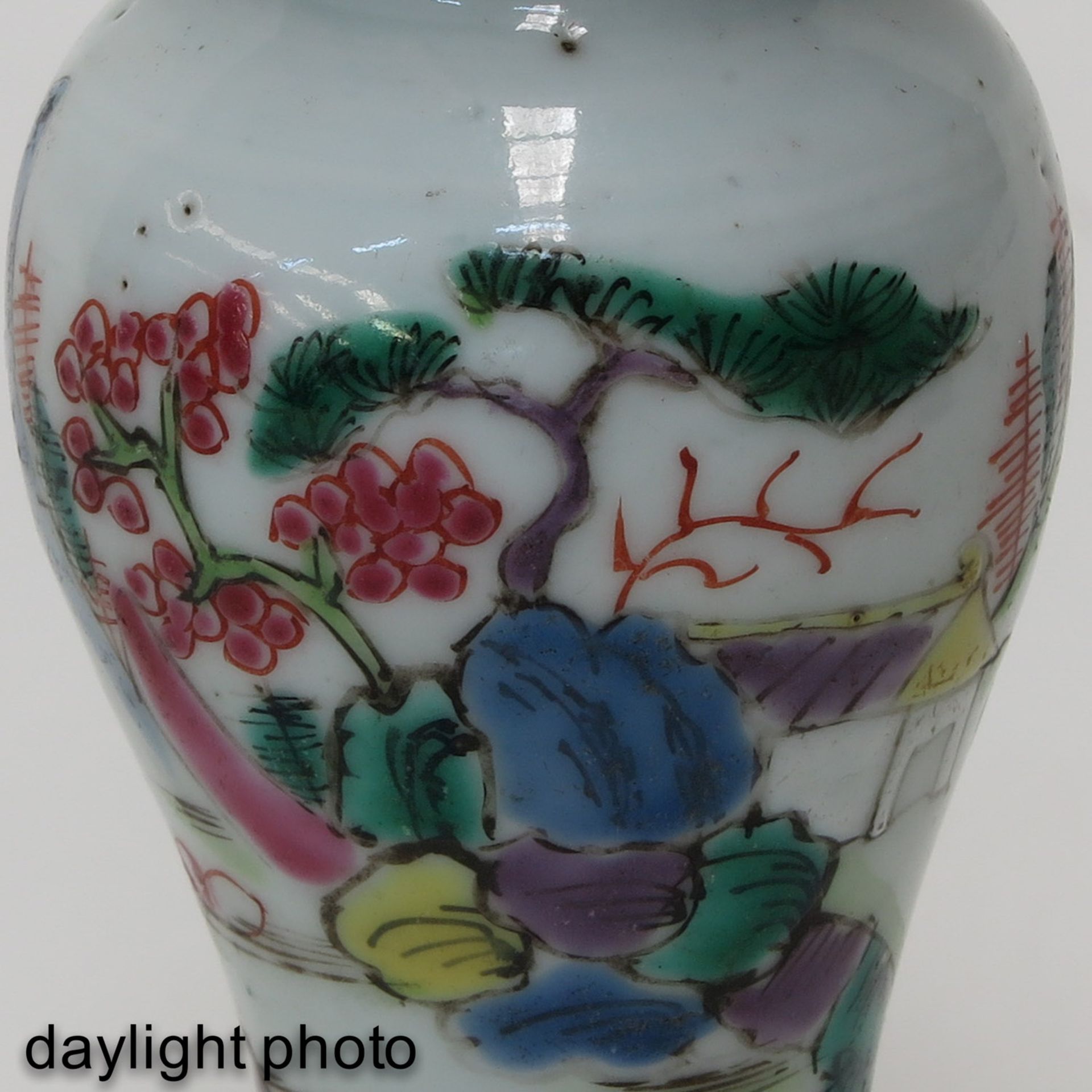 A Pair of Miniature Covered Vases - Bild 9 aus 9